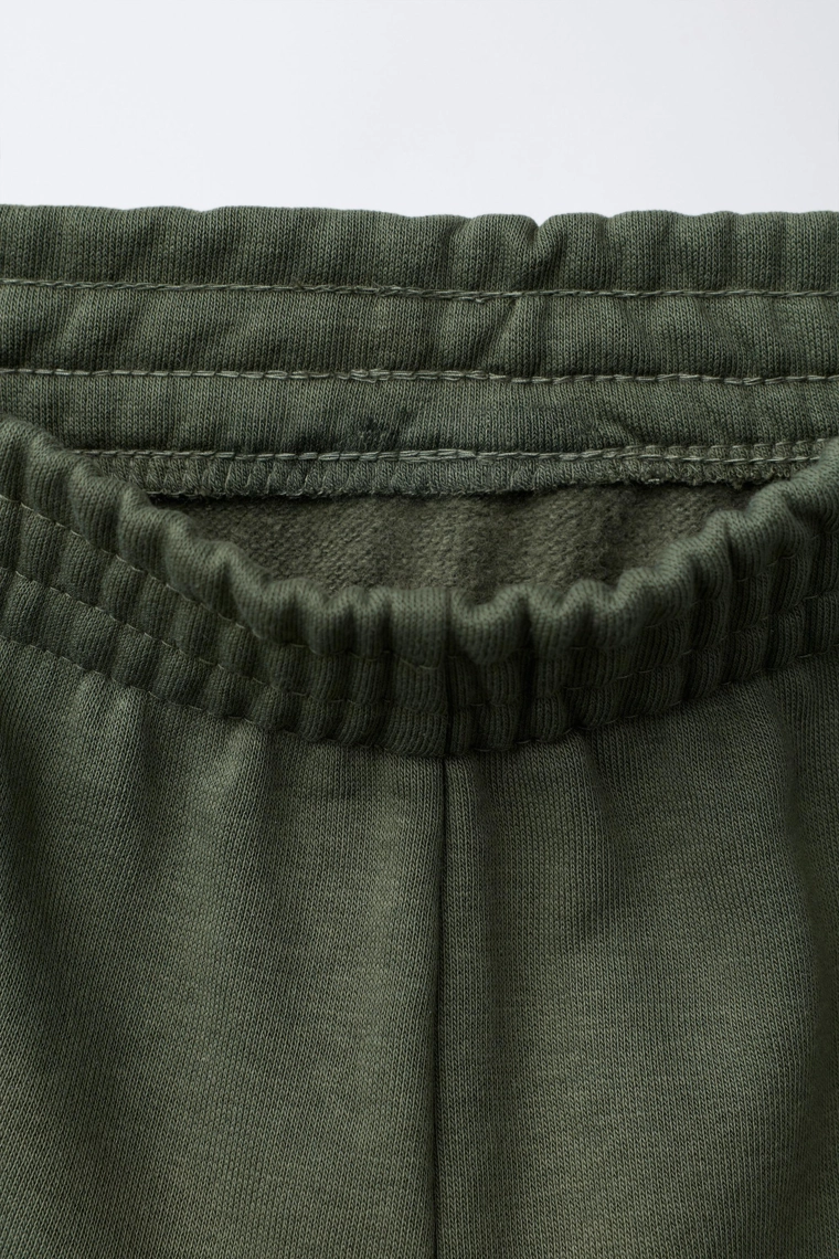 БРЮКИ-ДЖОГГЕРЫ ИЗ МЯГКОЙ ТКАНИ С НАДПИСЬЮ