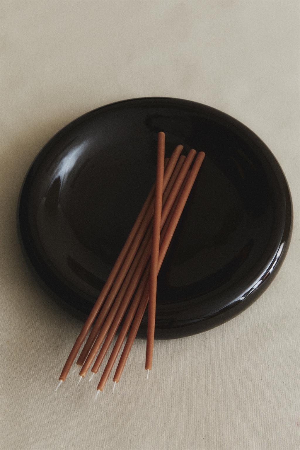 Набор из десяти узких декоративных свечей цвета тоффи