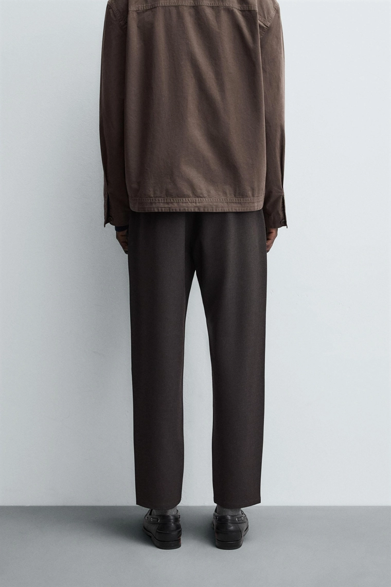 БРЮКИ КОМФОРТНОЙ ПОСАДКИ ИЗ РЕЛЬЕФНОЙ ТКАНИ