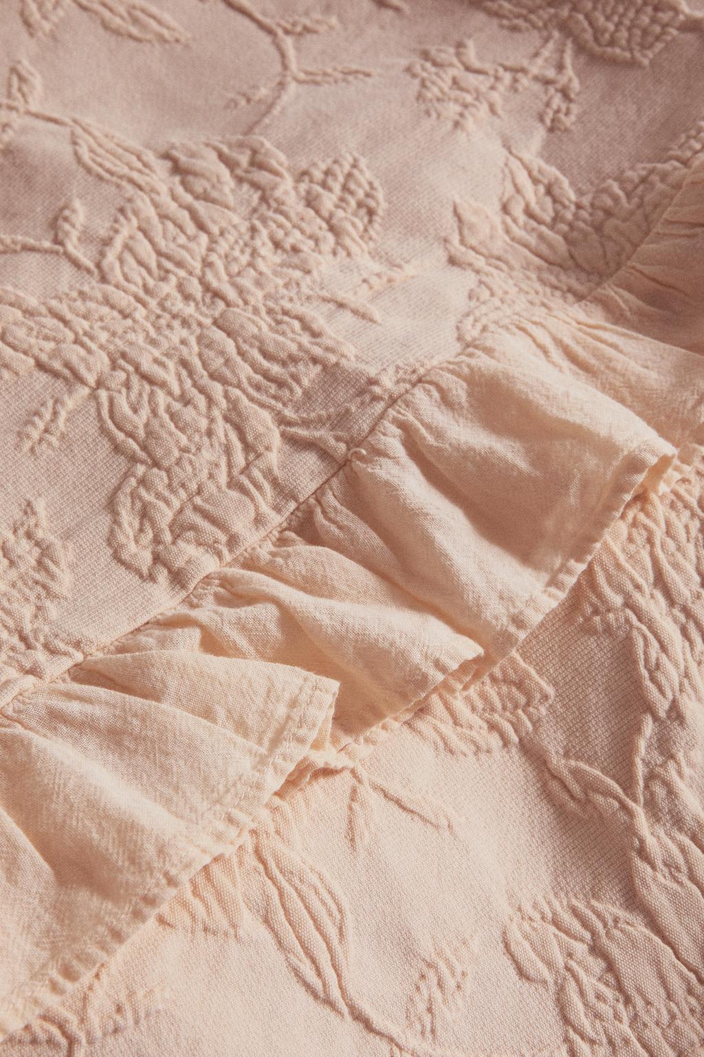 Покрывало из джаккарда с оборками