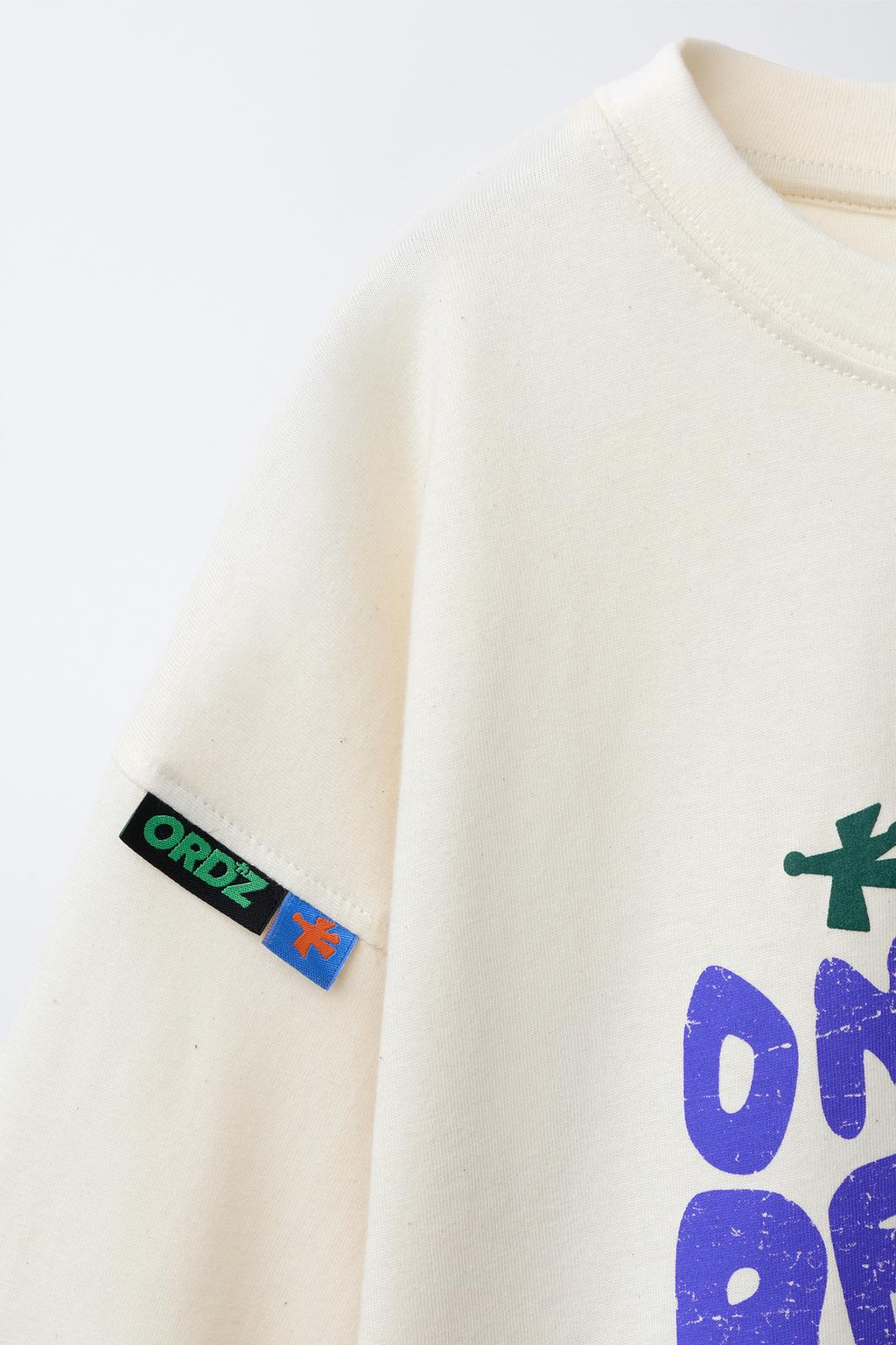 ФУТБОЛКА С ПРИНТОМ И НАШИВКОЙ