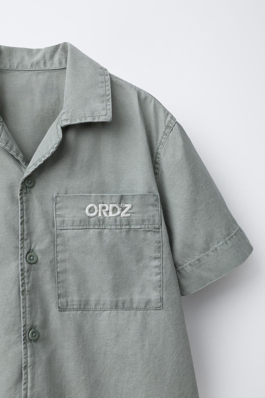 РУБАШКА С ВЫШИТОЙ НАДПИСЬЮ