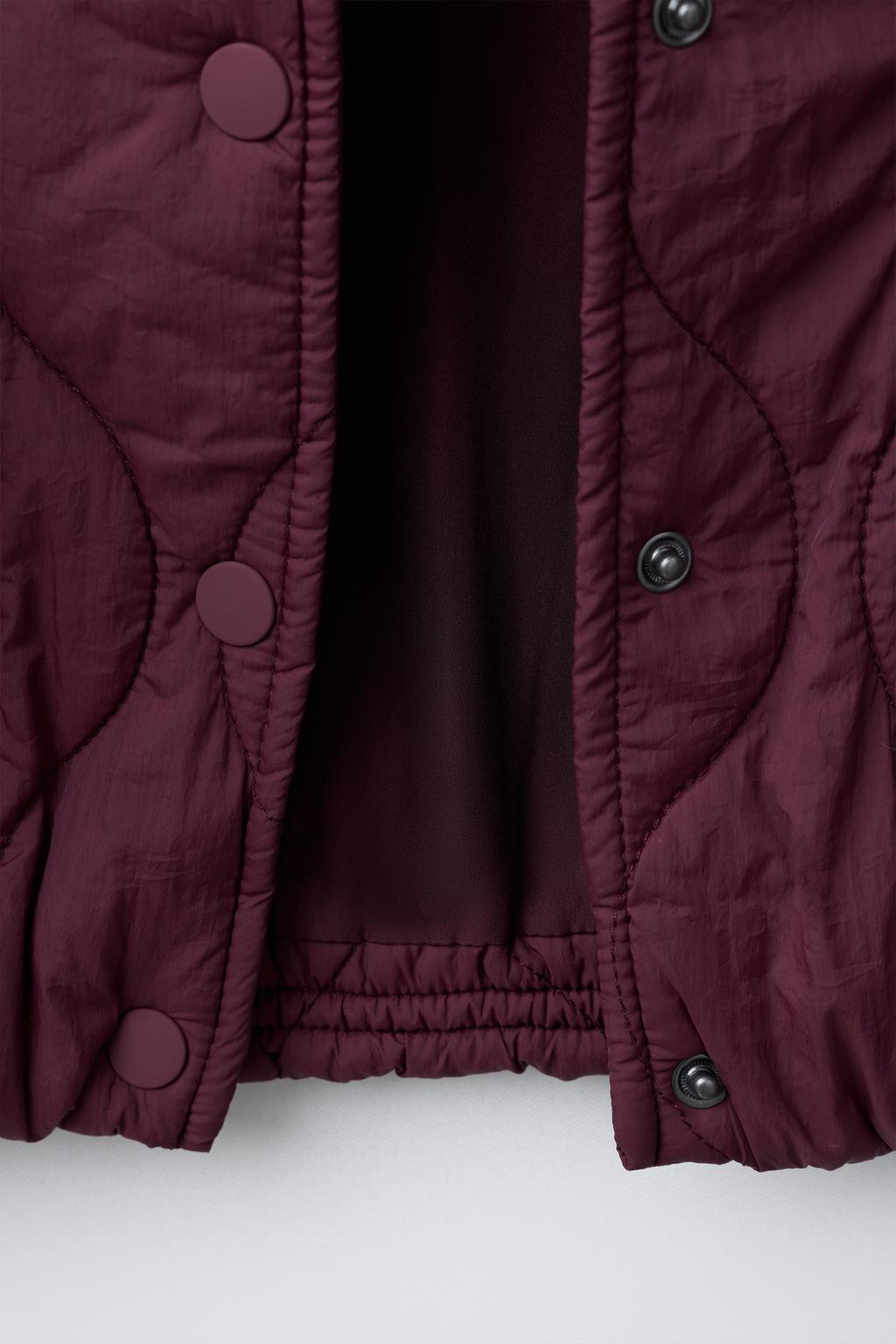 СТЕГАНАЯ КУРТКА С КАПЮШОНОМ И ВЫШИВКОЙ В ВИДЕ МЕДВЕЖОНКА