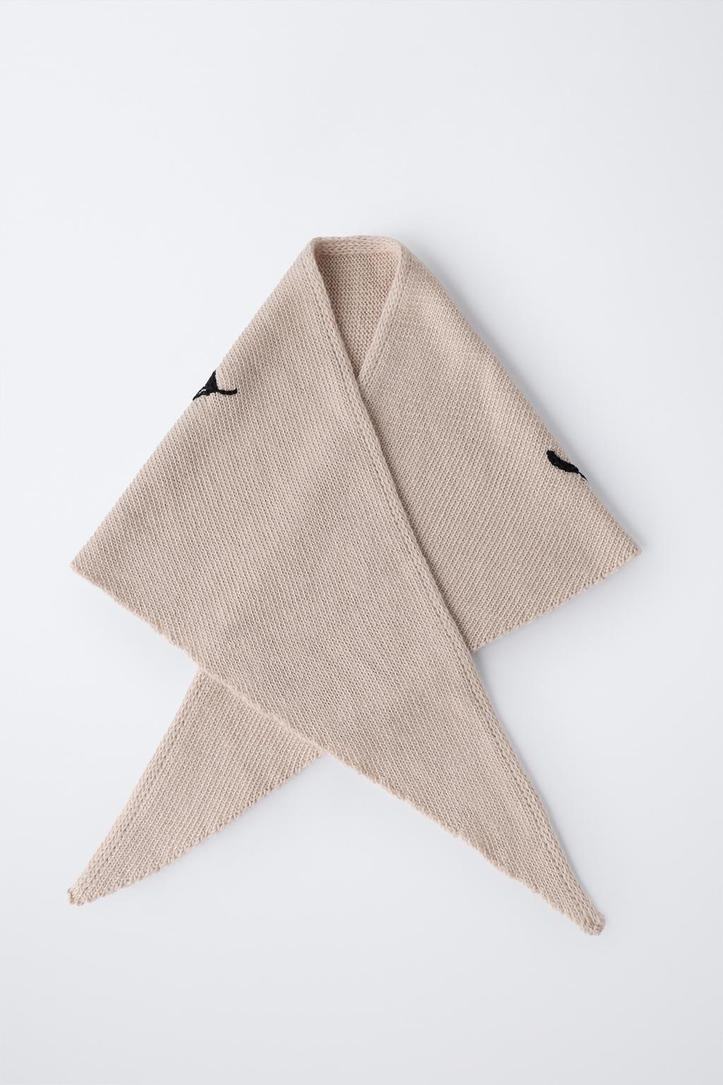 Вязаная бандана с вышивкой