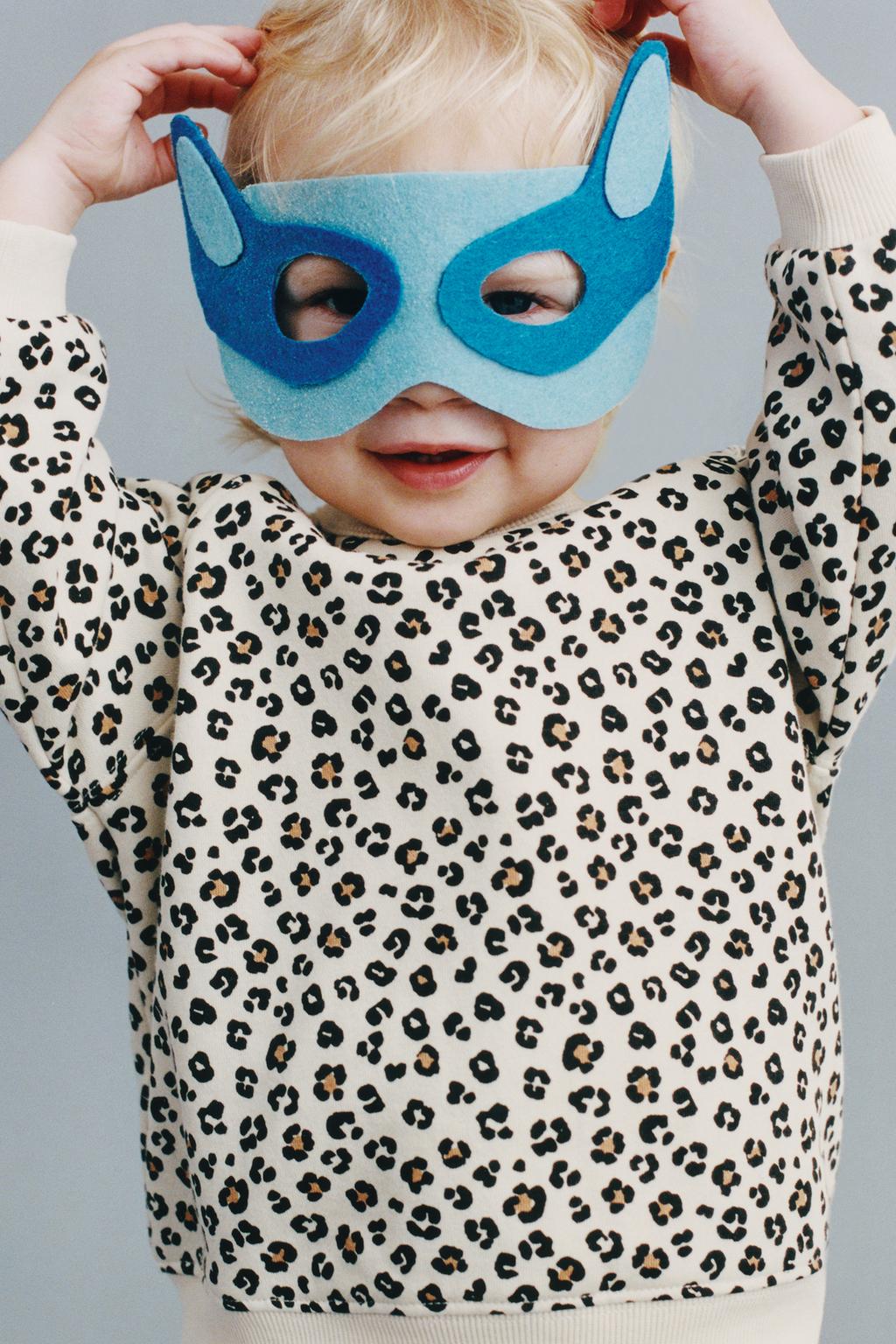 КОМПЛЕКТ ИЗ ТОЛСТОВКИ И ЛЕГИНСОВ С АНИМАЛИСТИЧНЫМ ПРИНТОМ