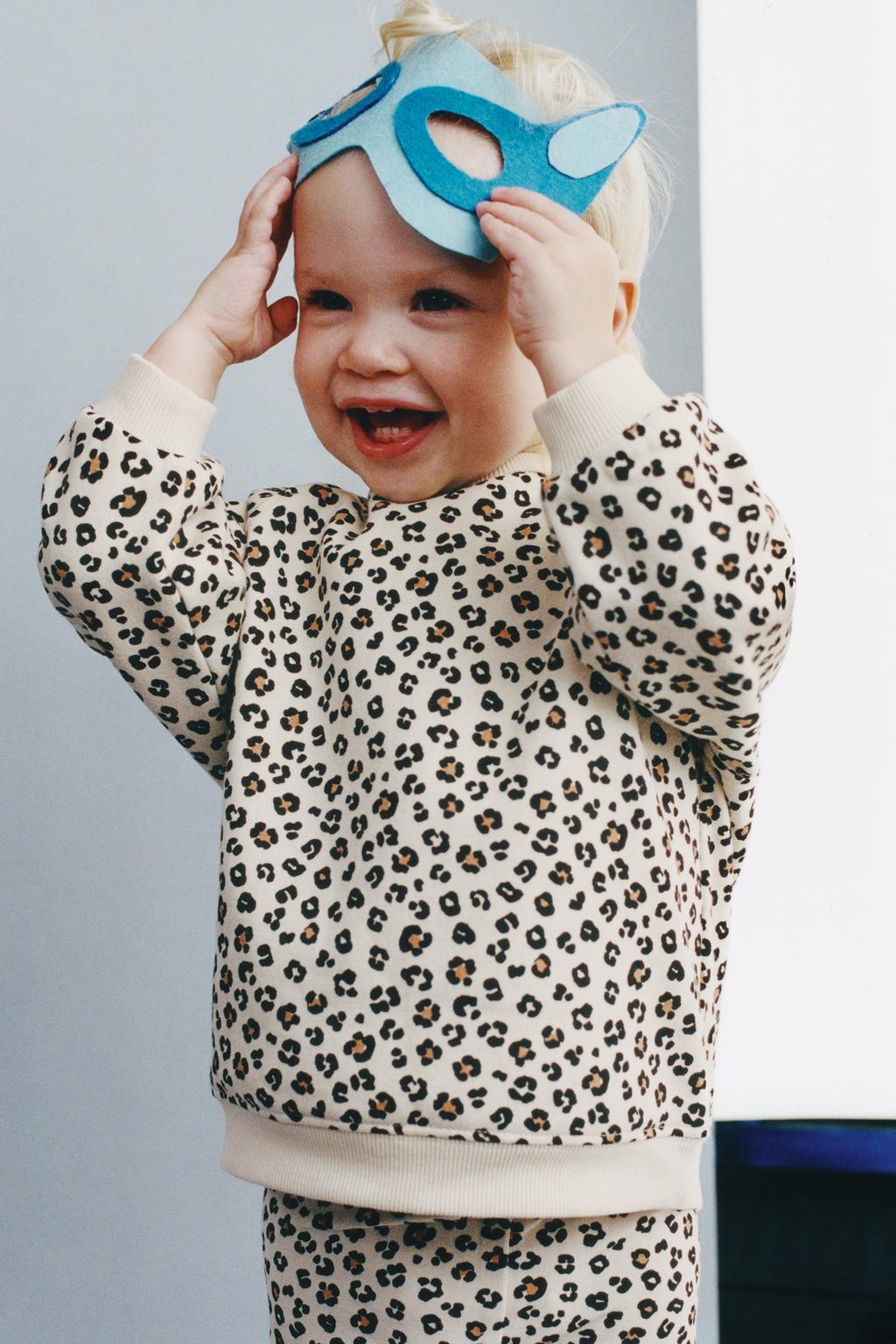 КОМПЛЕКТ ИЗ ТОЛСТОВКИ И ЛЕГИНСОВ С АНИМАЛИСТИЧНЫМ ПРИНТОМ