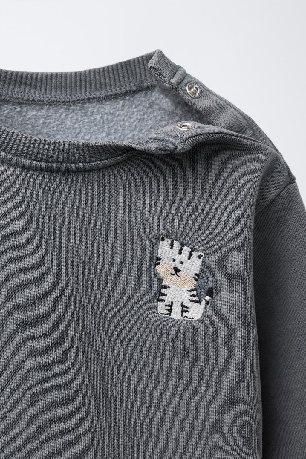 ТОЛСТОВКА ИЗ ТКАНИ С ЭФФЕКТОМ ПОТЕРТОСТИ С ВЫШИВКОЙ