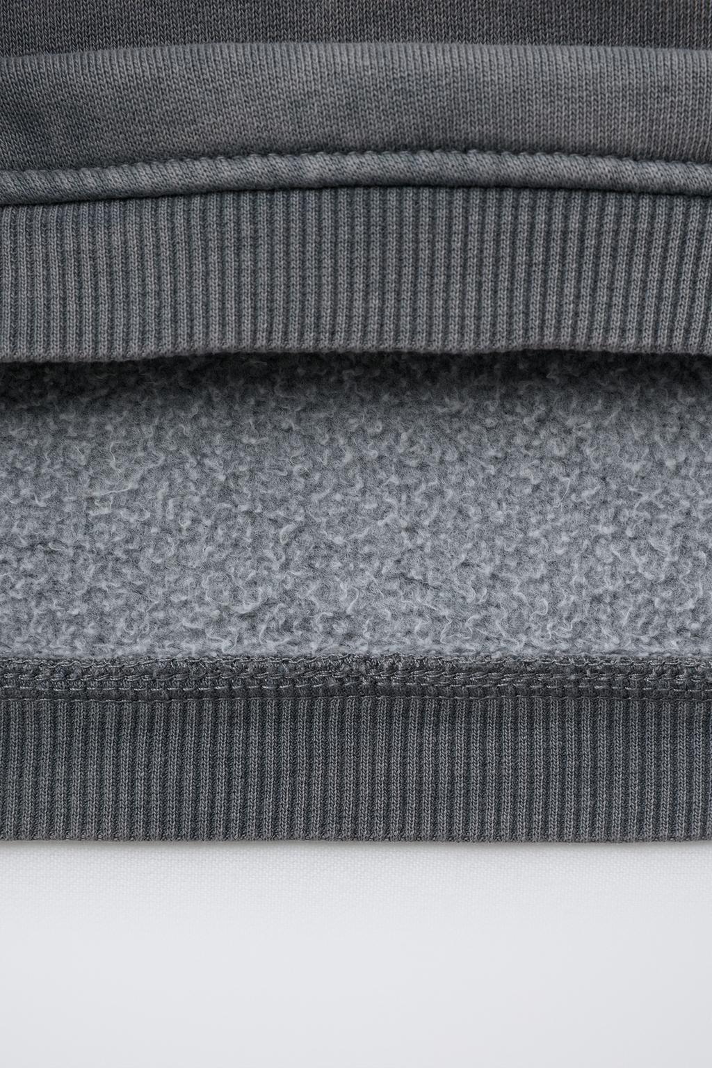 ТОЛСТОВКА ИЗ ТКАНИ С ЭФФЕКТОМ ПОТЕРТОСТИ С ВЫШИВКОЙ