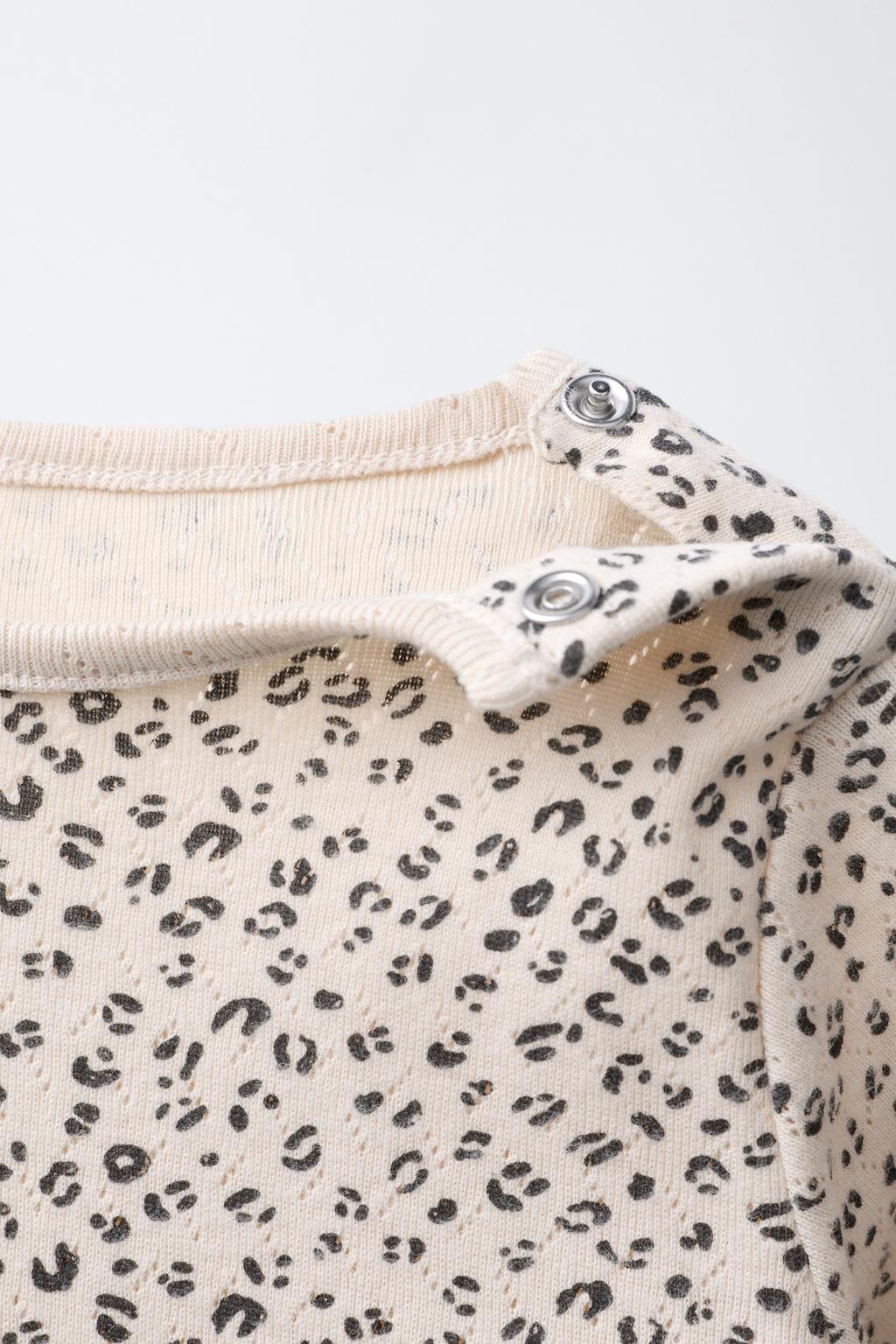 КОМПЛЕКТ ИЗ ФУТБОЛКИ И ЛЕГИНСОВ ВЯЗКИ POINTELLE С АНИМАЛИСТИЧНЫМ ПРИНТОМ