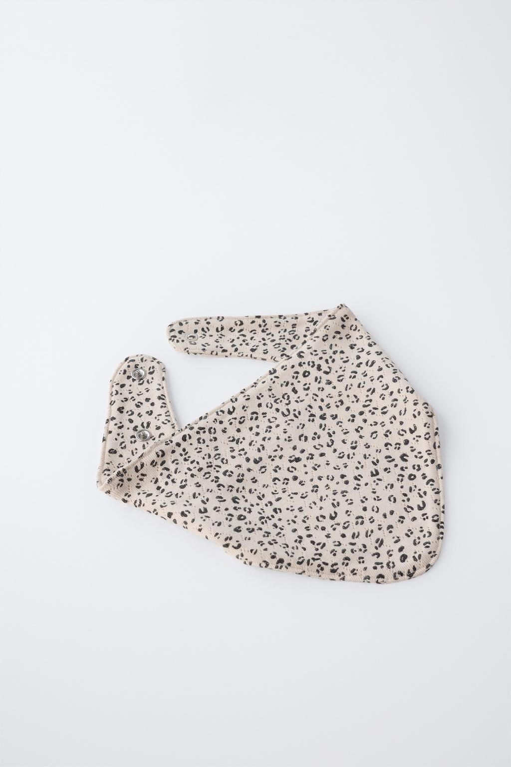 КОМПЛЕКТ ЧЕПЧИК И НАГРУДНИК С АНИМАЛИСТИЧНЫМ ПРИНТОМ