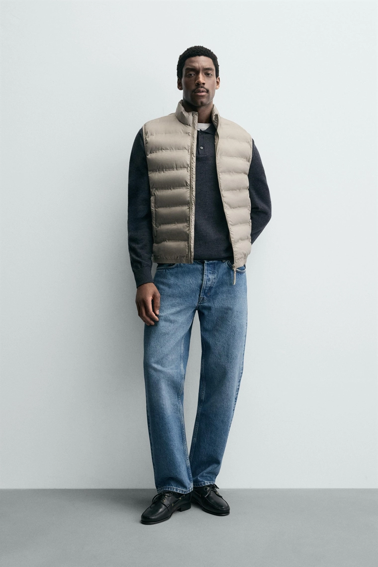 ЛЕГКИЙ СТЕГАНЫЙ ЖИЛЕТ С ВОДООТТАЛКИВАЮЩИМ ЭФФЕКТОМ