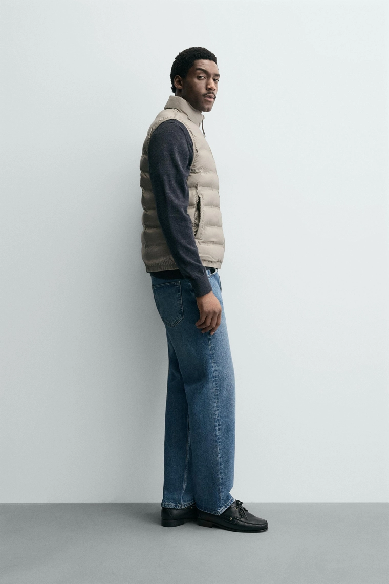 ЛЕГКИЙ СТЕГАНЫЙ ЖИЛЕТ С ВОДООТТАЛКИВАЮЩИМ ЭФФЕКТОМ