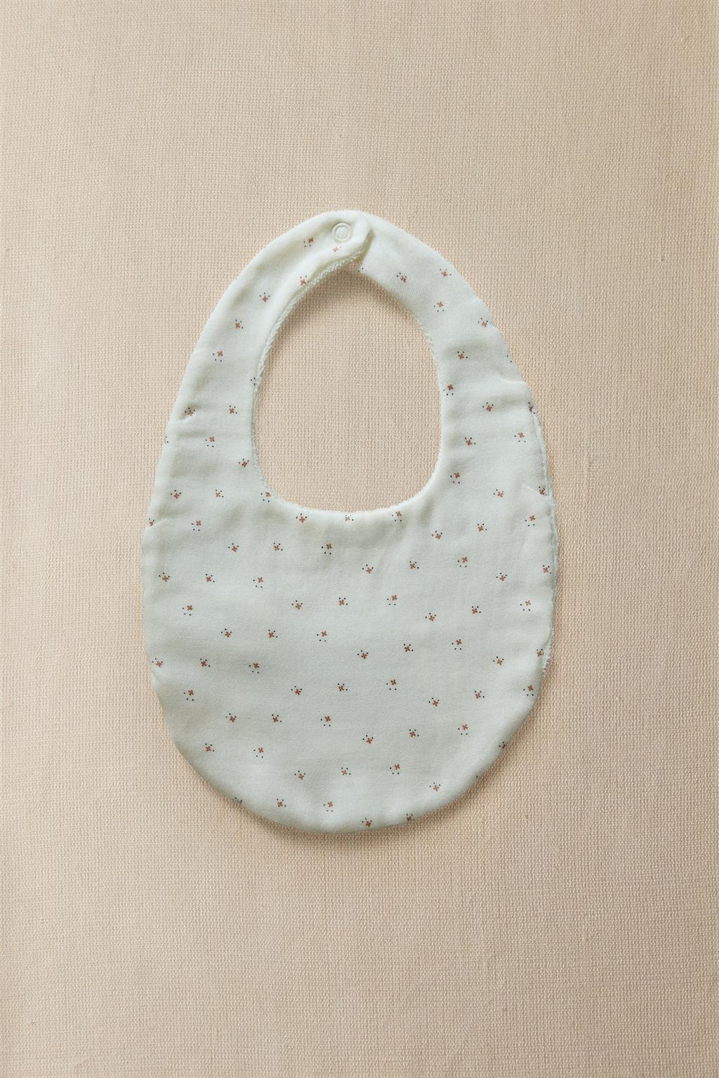 Детский слюнявчик с цветочным узором