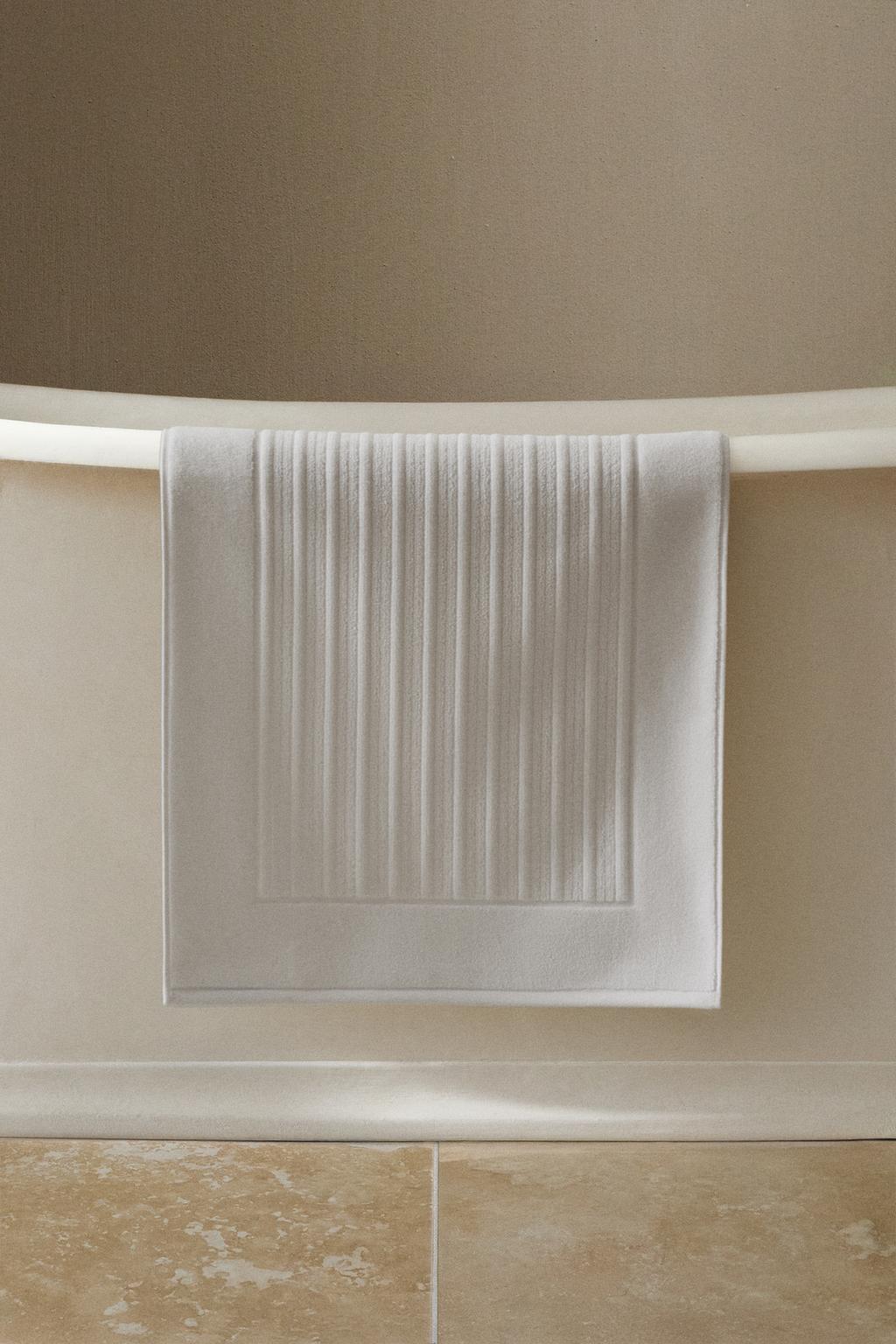 Велюровый коврик для ванны с полосатым узором