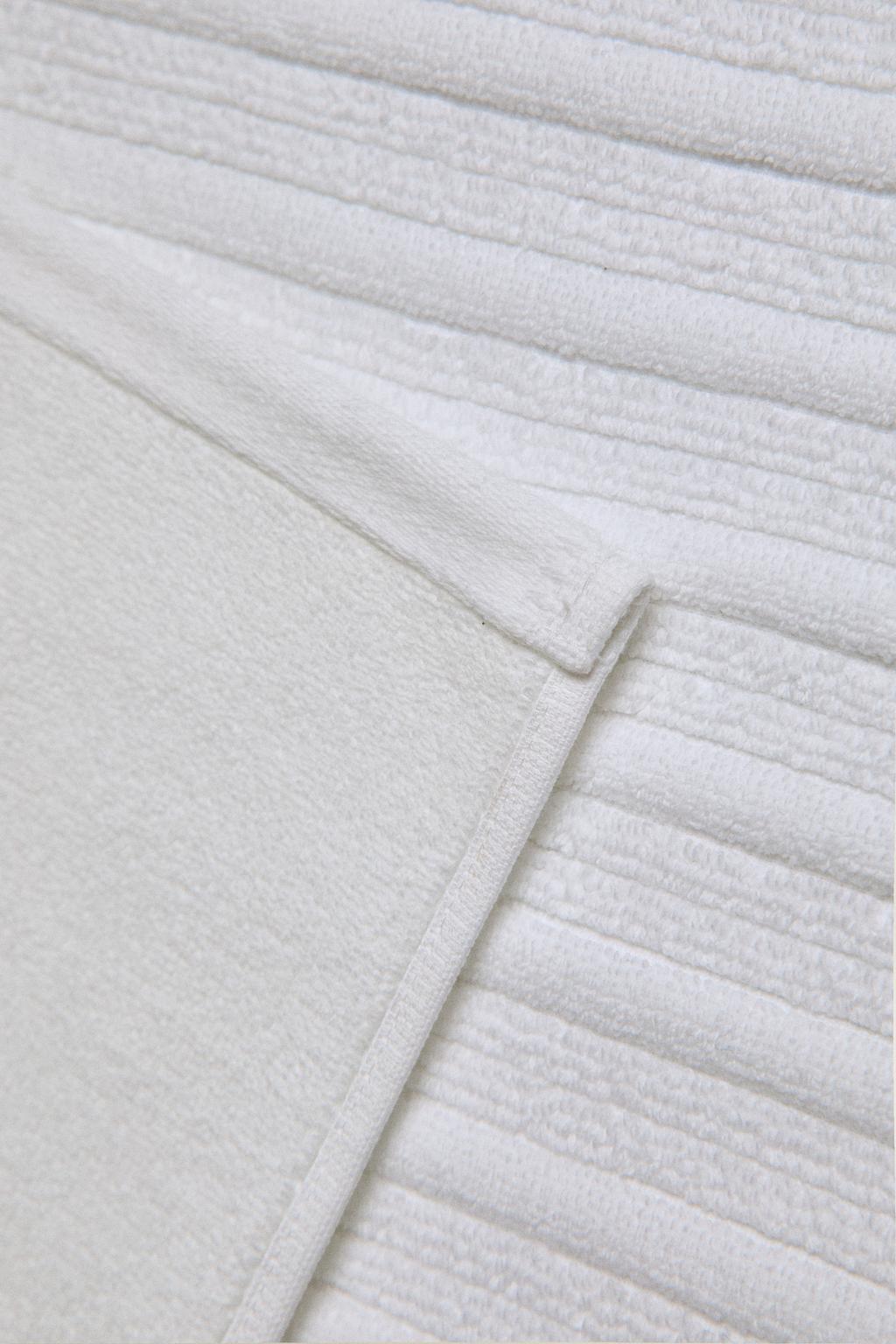 Велюровый коврик для ванны с полосатым узором