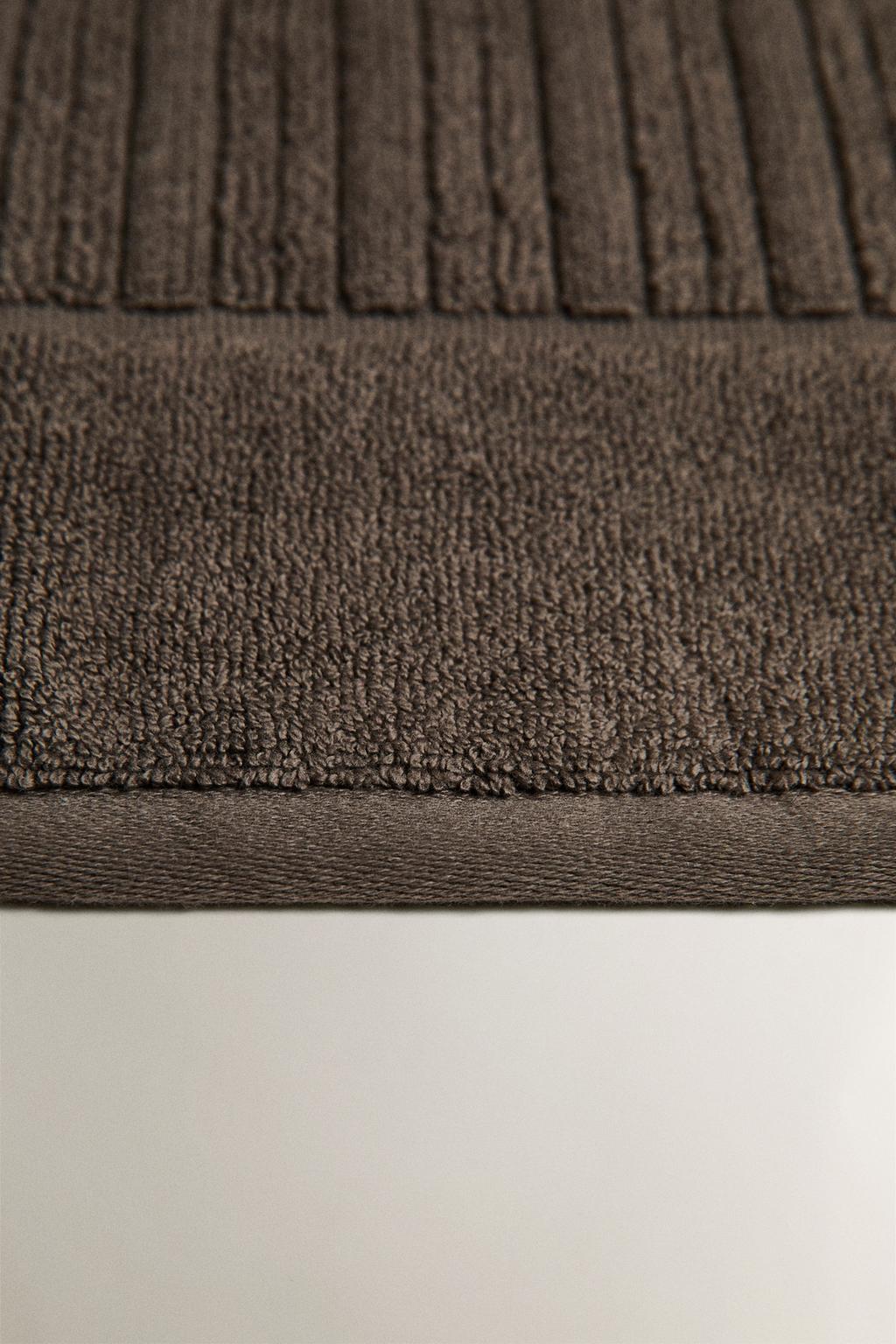 Велюровый коврик для ванны с полосатой текстурой