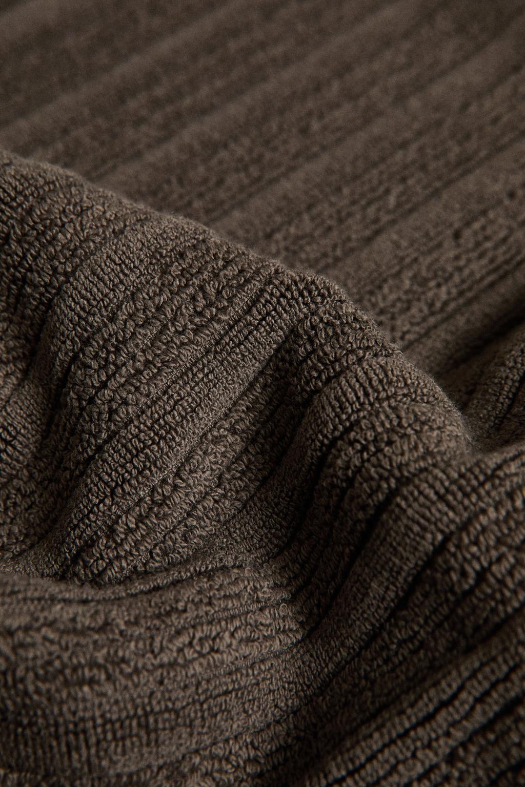 Велюровый коврик для ванны с полосатой текстурой