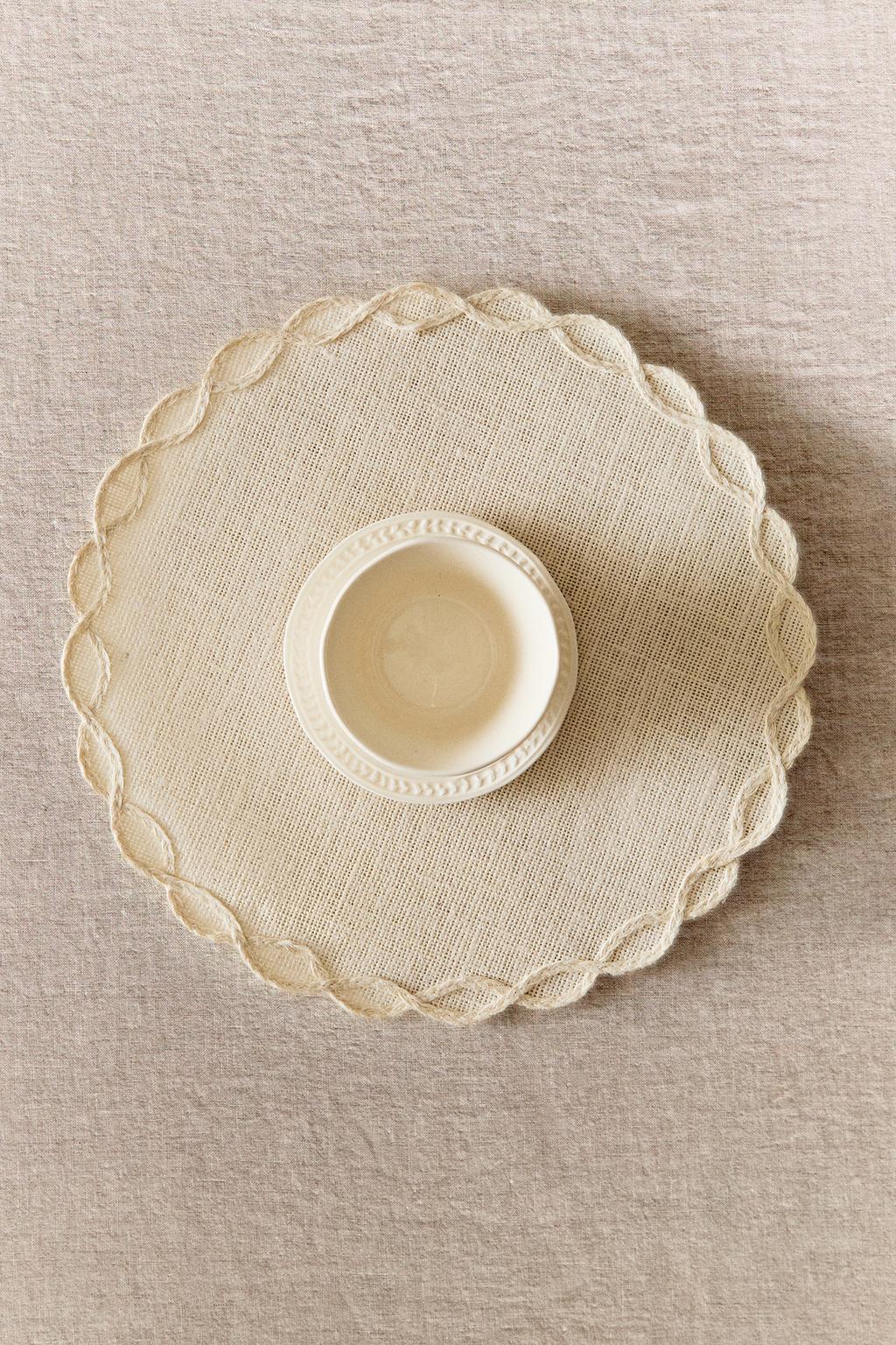 Плетеный подсвечник с деталями из цепочек