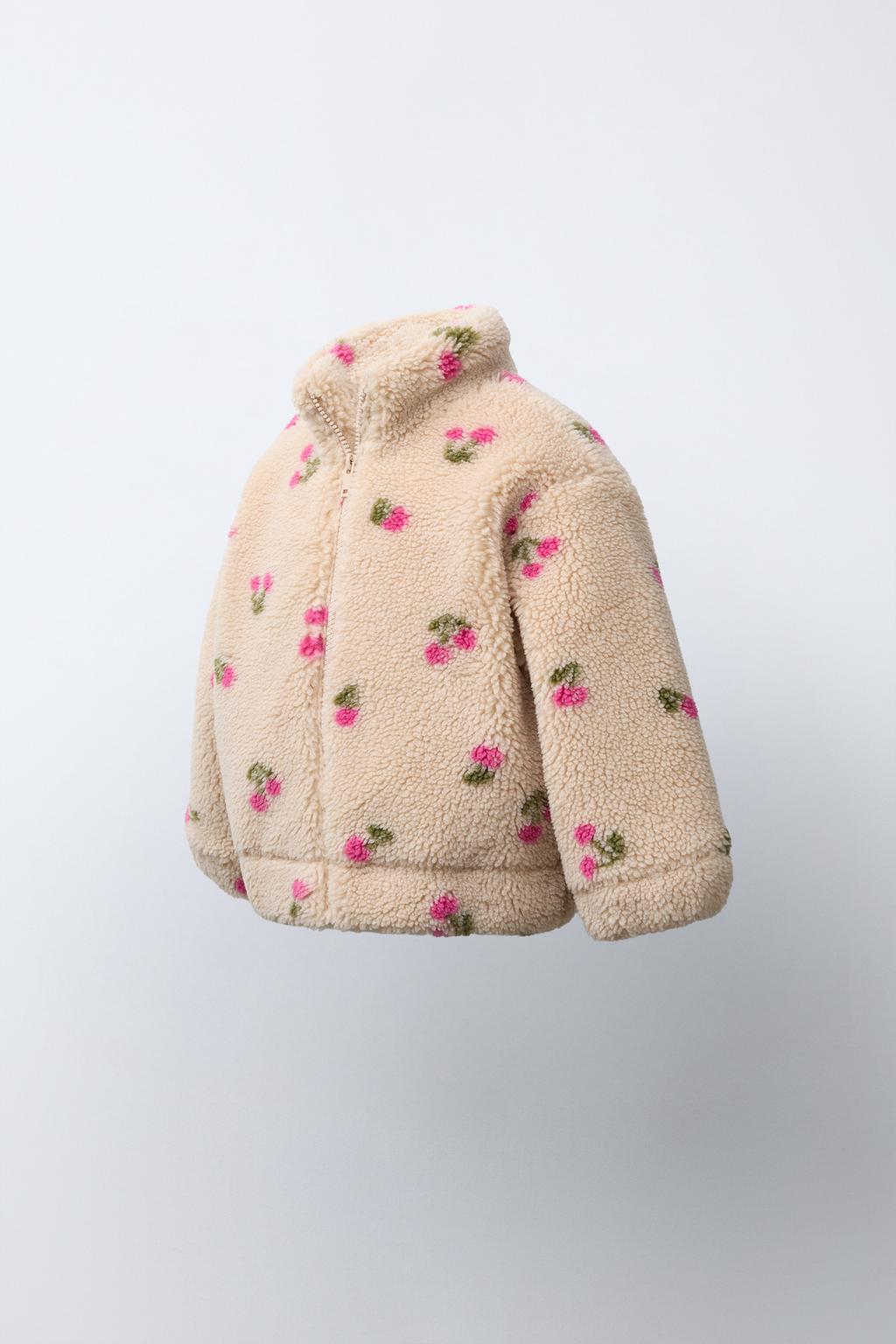 КУРТКА ИЗ ИСКУССТВЕННОЙ ОВЧИНЫ С ВИШНЯМИ