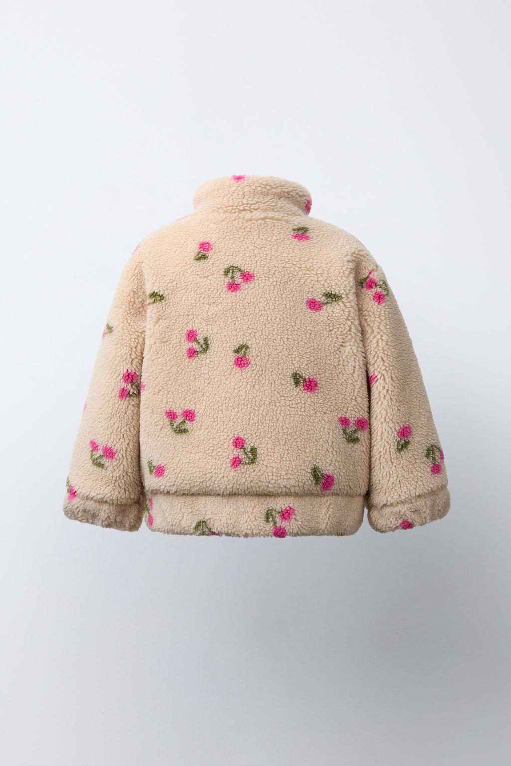 КУРТКА ИЗ ИСКУССТВЕННОЙ ОВЧИНЫ С ВИШНЯМИ