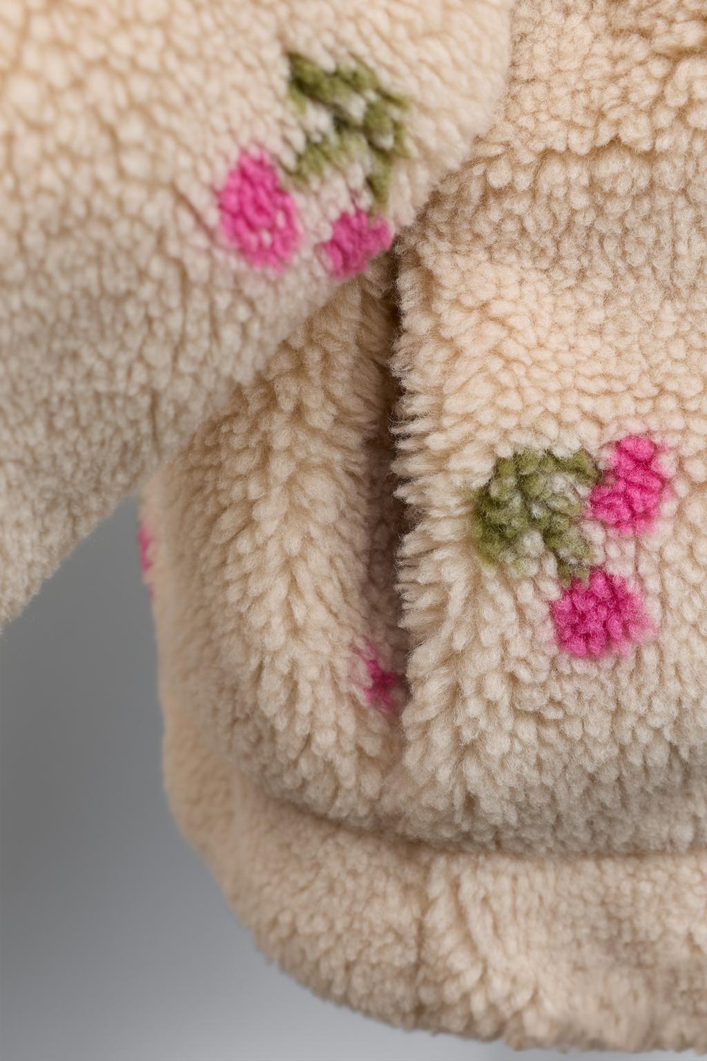 КУРТКА ИЗ ИСКУССТВЕННОЙ ОВЧИНЫ С ВИШНЯМИ