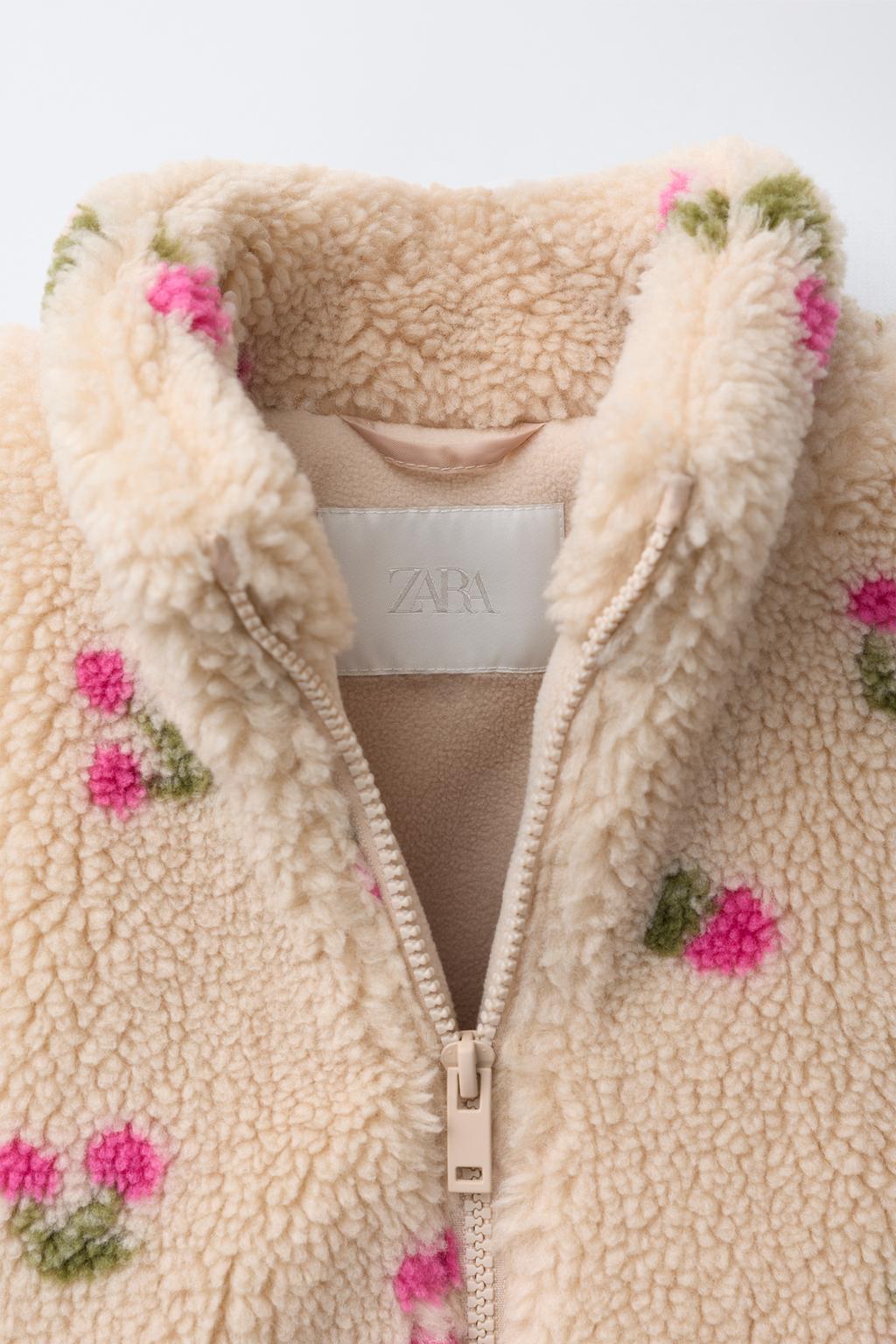 КУРТКА ИЗ ИСКУССТВЕННОЙ ОВЧИНЫ С ВИШНЯМИ