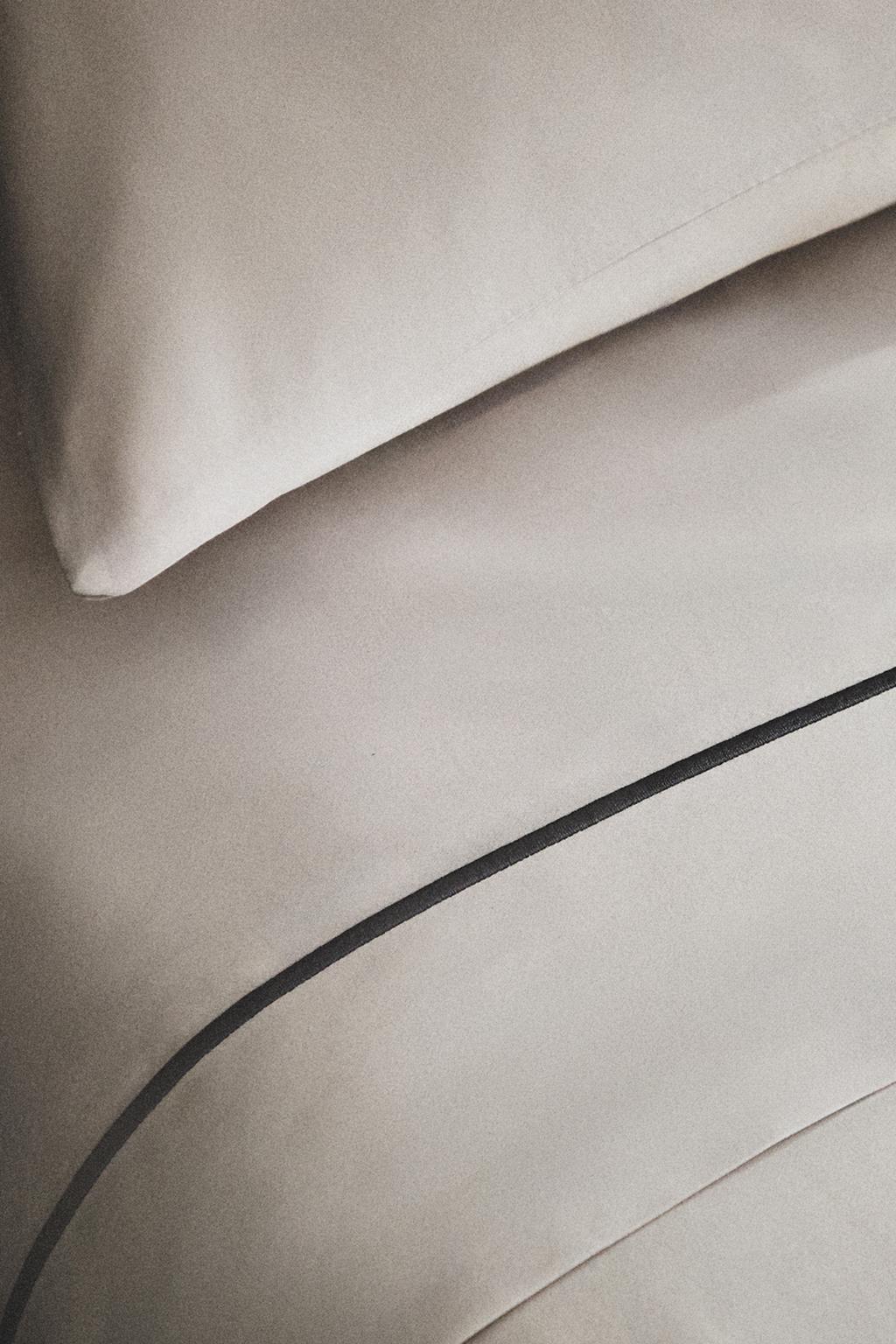 Простыня из сатина с вышитым краем