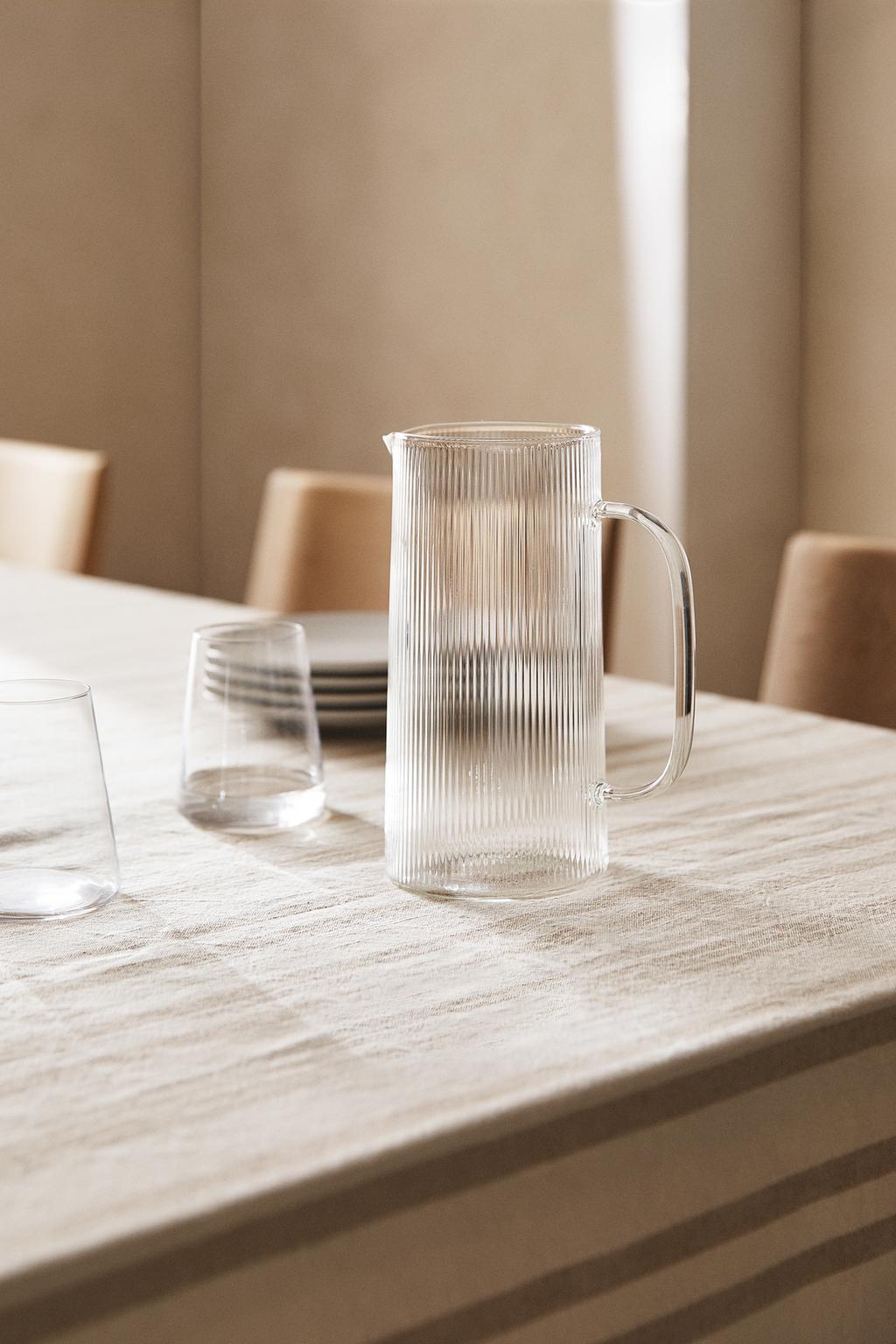 Кувшин из боросиликатного стекла с дизайном линий