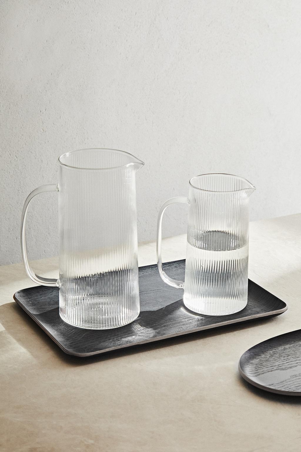 Кувшин из боросиликатного стекла с дизайном линий