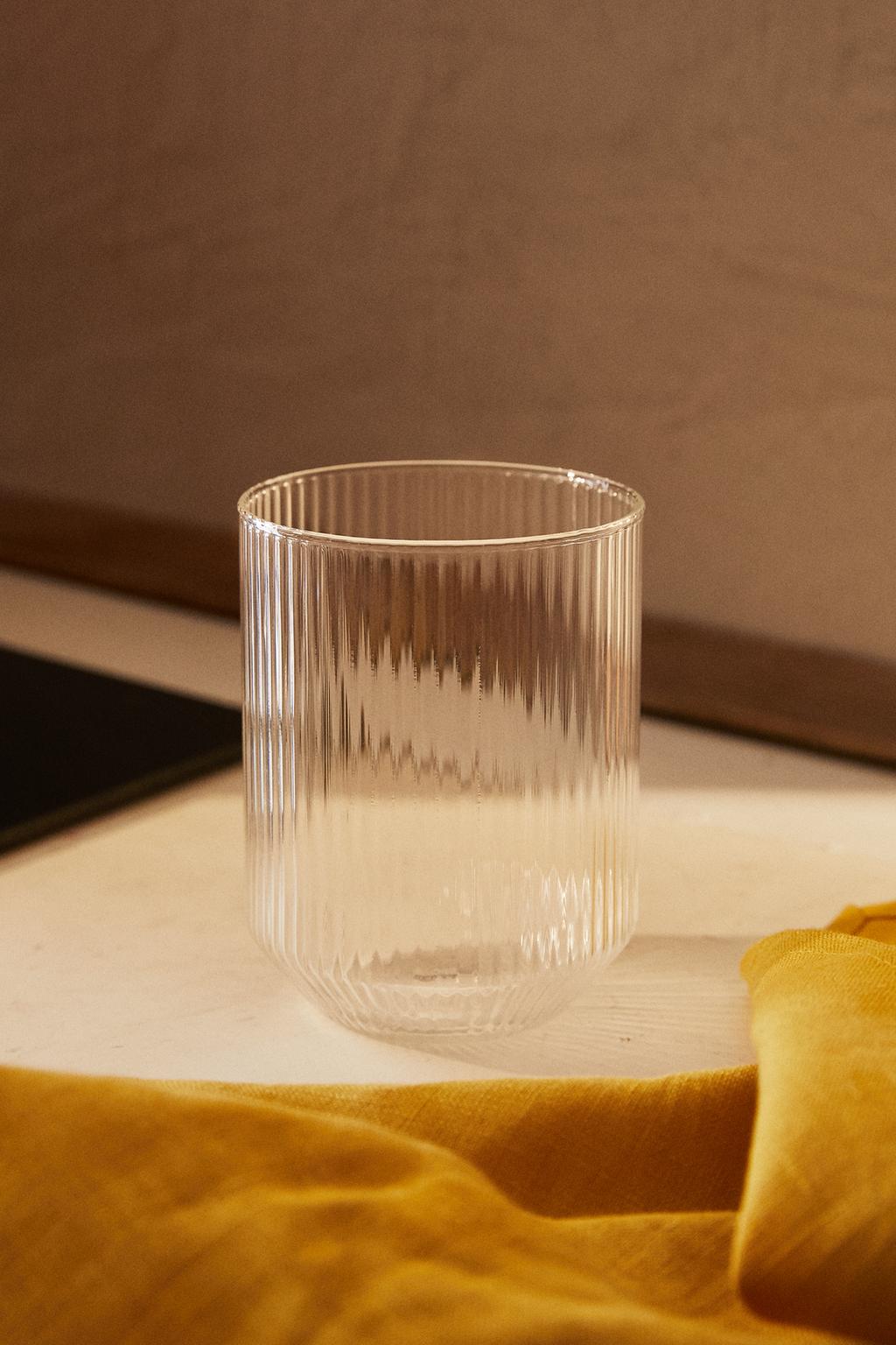 Стакан из боросиликатного стекла с выпуклыми линиями