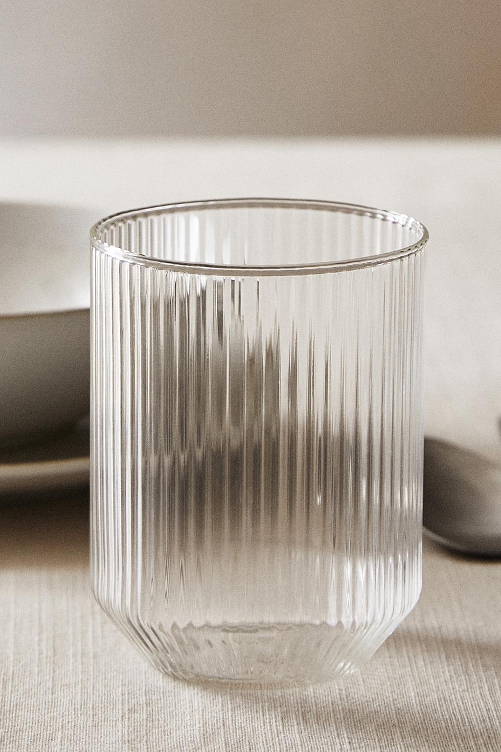 Стакан из боросиликатного стекла с выпуклыми линиями
