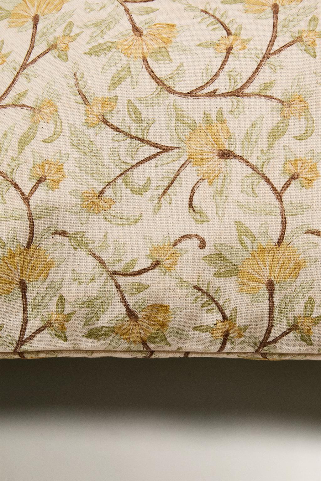 Чехол на подушку с цветочным принтом