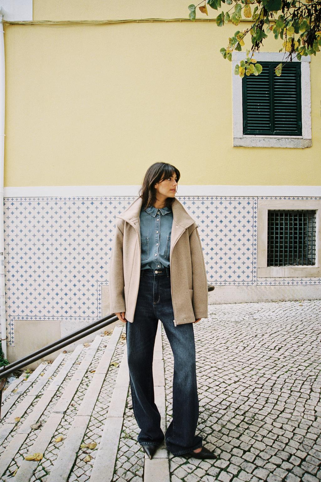 КОРОТКОЕ ПАЛЬТО ИЗ СМЕСОВОЙ ШЕРСТИ С ВОРОТНИКОМ-СТОЙКОЙ