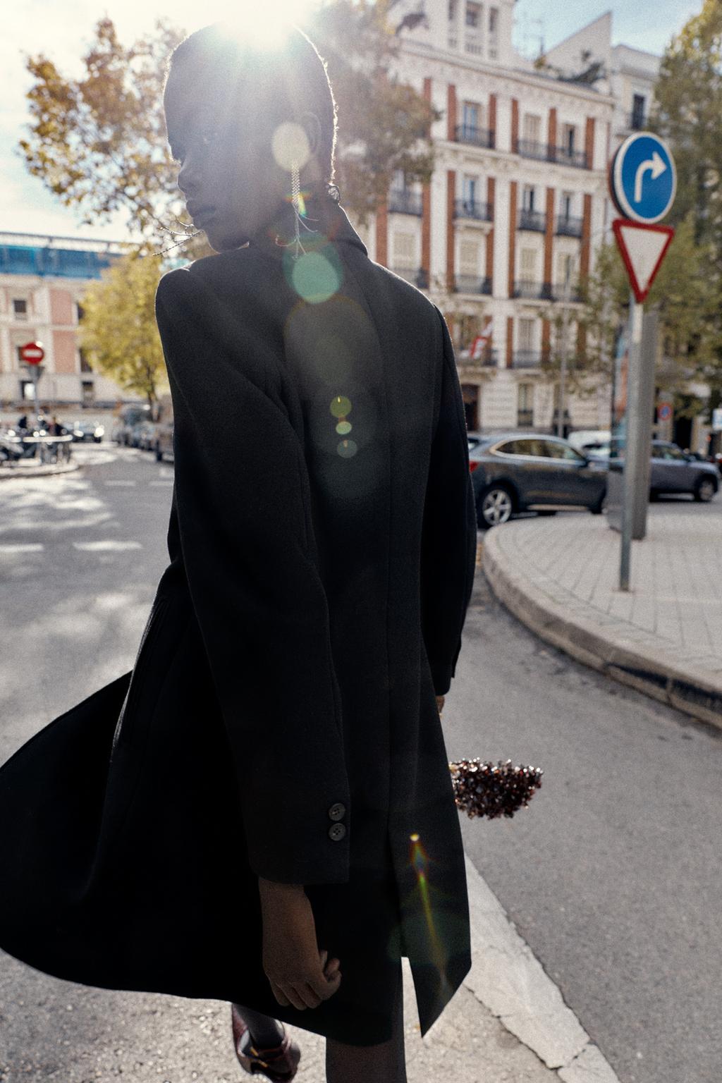 ПАЛЬТО ИЗ МЯГКОЙ ТКАНИ С ПОДПЛЕЧНИКАМИ