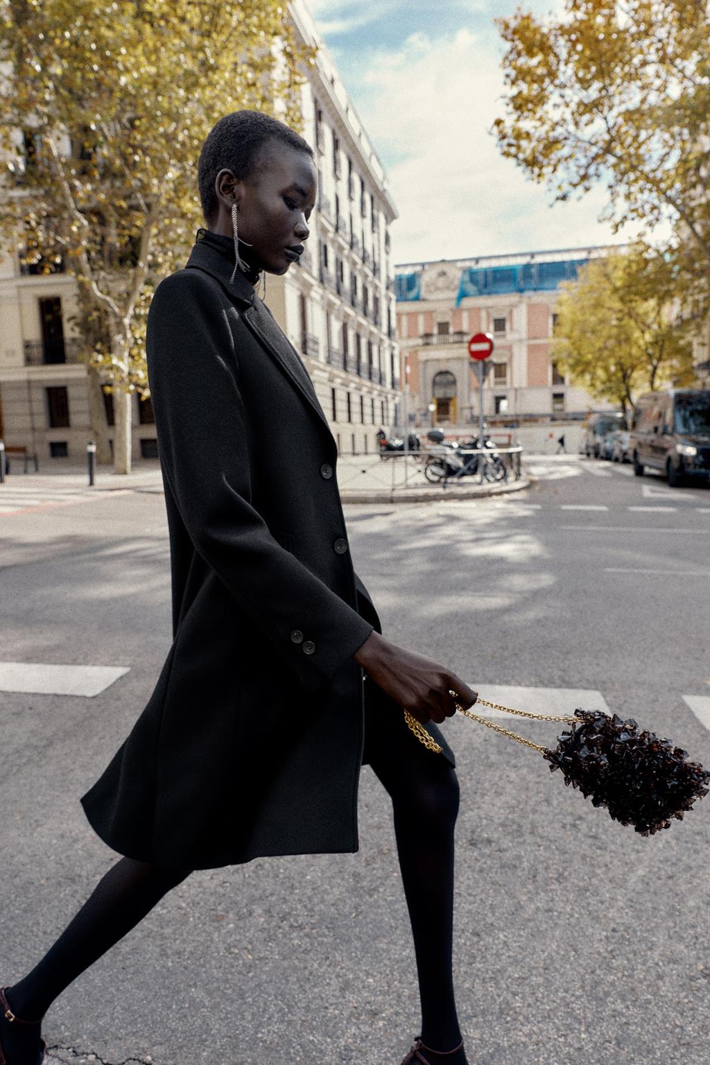 ПАЛЬТО ИЗ МЯГКОЙ ТКАНИ С ПОДПЛЕЧНИКАМИ