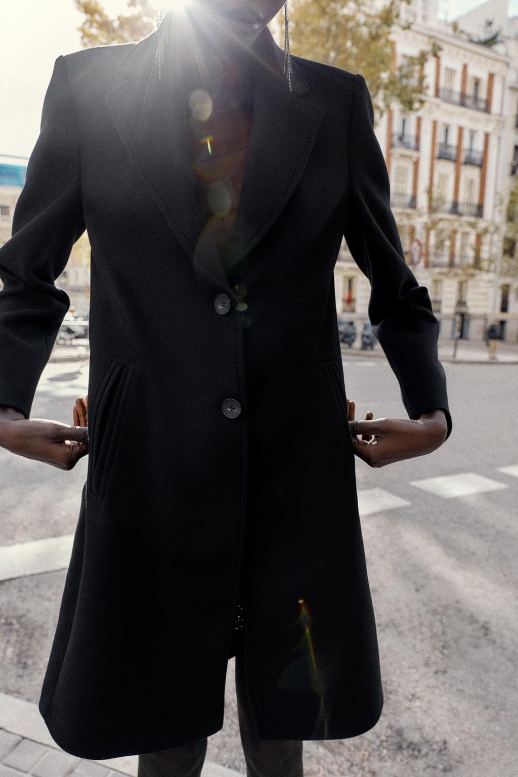 ПАЛЬТО ИЗ МЯГКОЙ ТКАНИ С ПОДПЛЕЧНИКАМИ