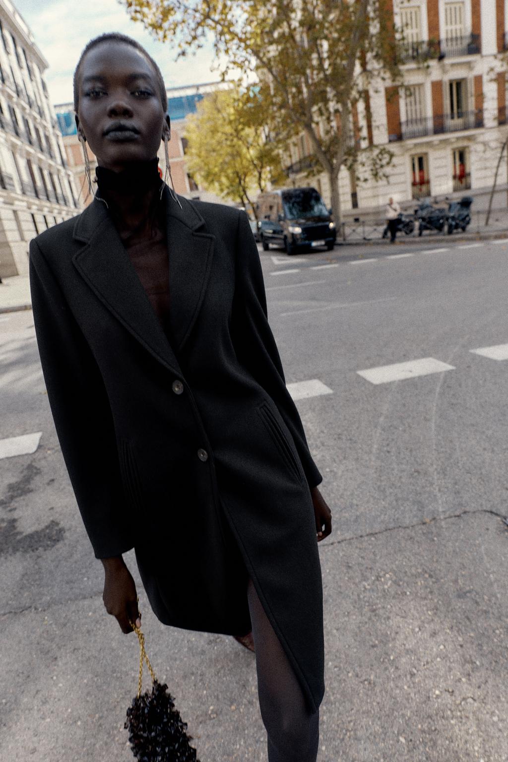 ПАЛЬТО ИЗ МЯГКОЙ ТКАНИ С ПОДПЛЕЧНИКАМИ