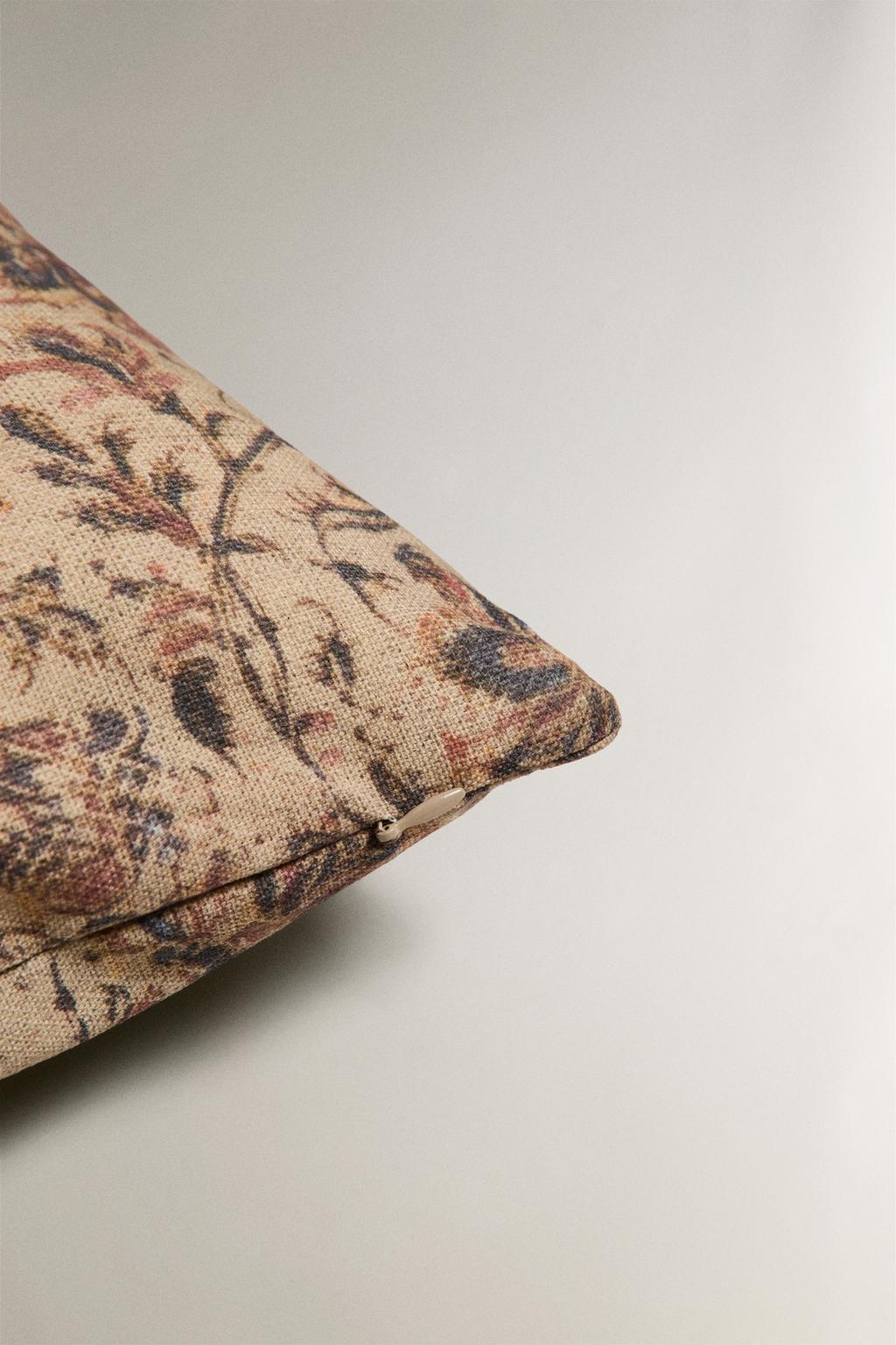 Подушка с цветочным принтом