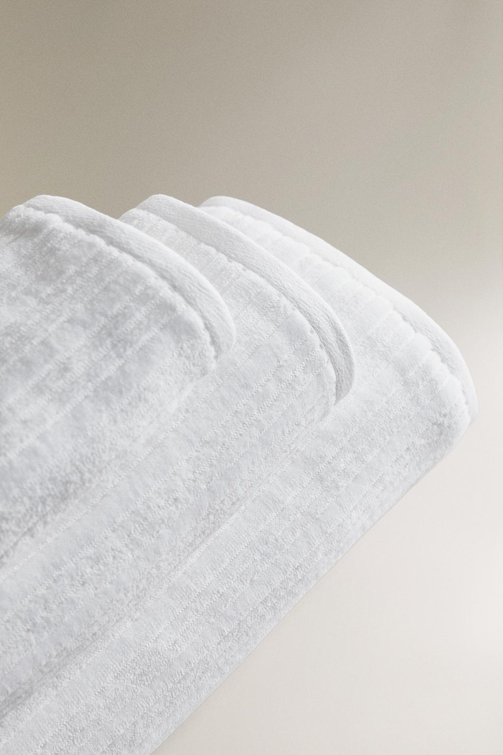 Велюровое полотенце с рельефным полосатым узором