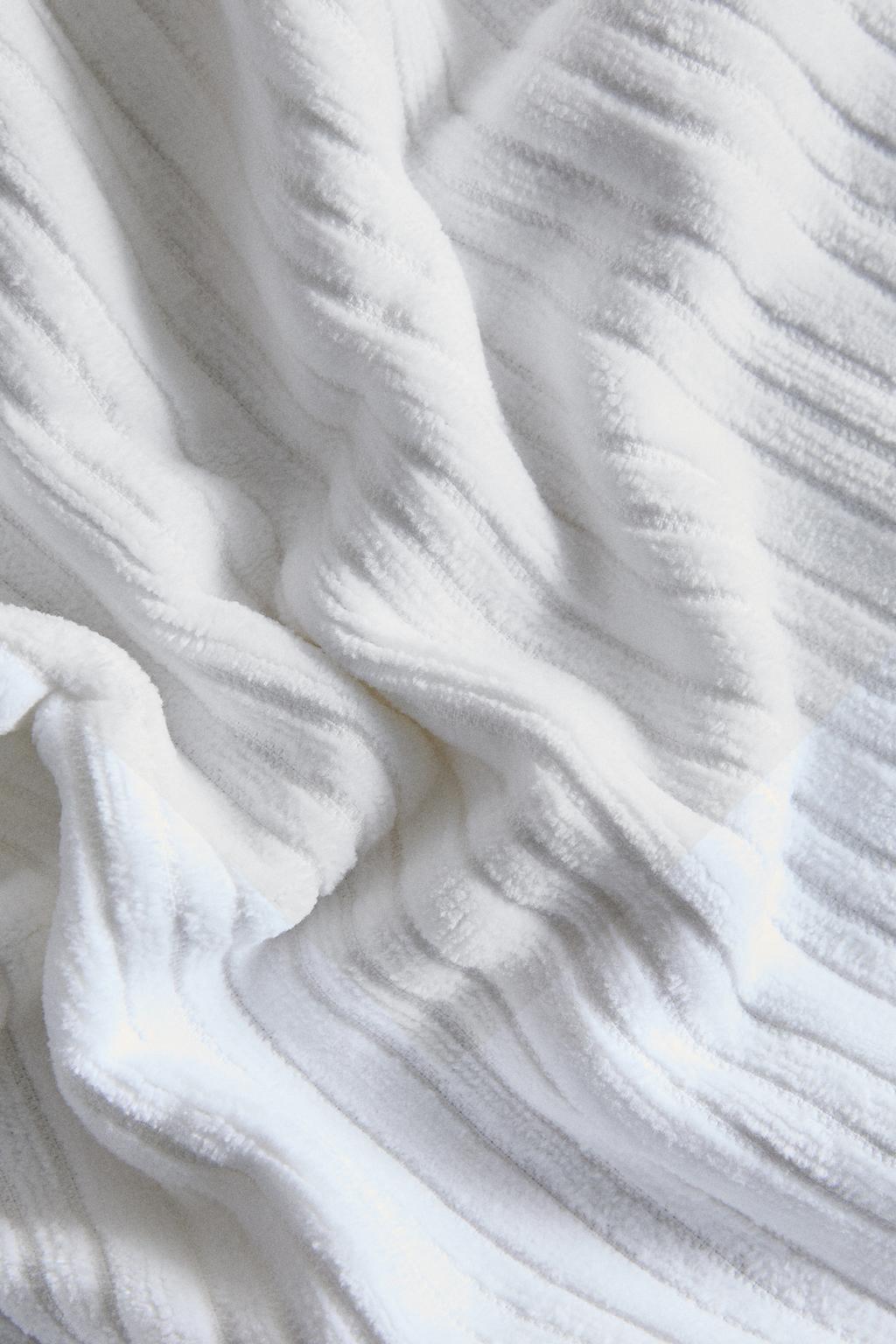 Велюровое полотенце с рельефным полосатым узором