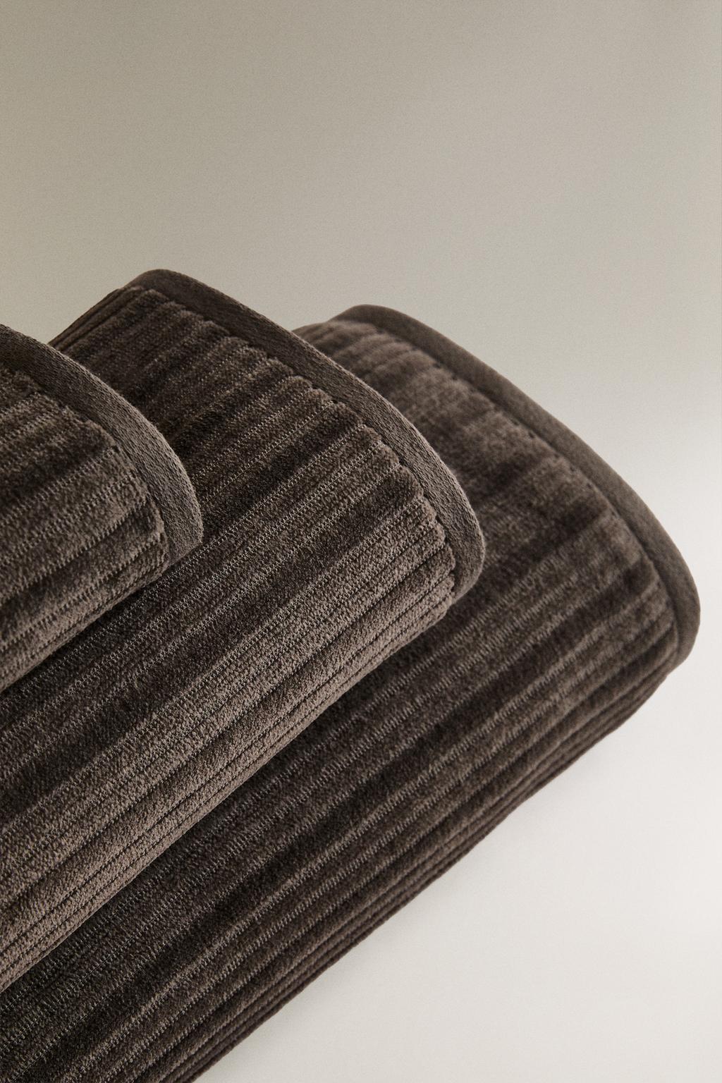 Велюровое полотенце с текстурой полосок