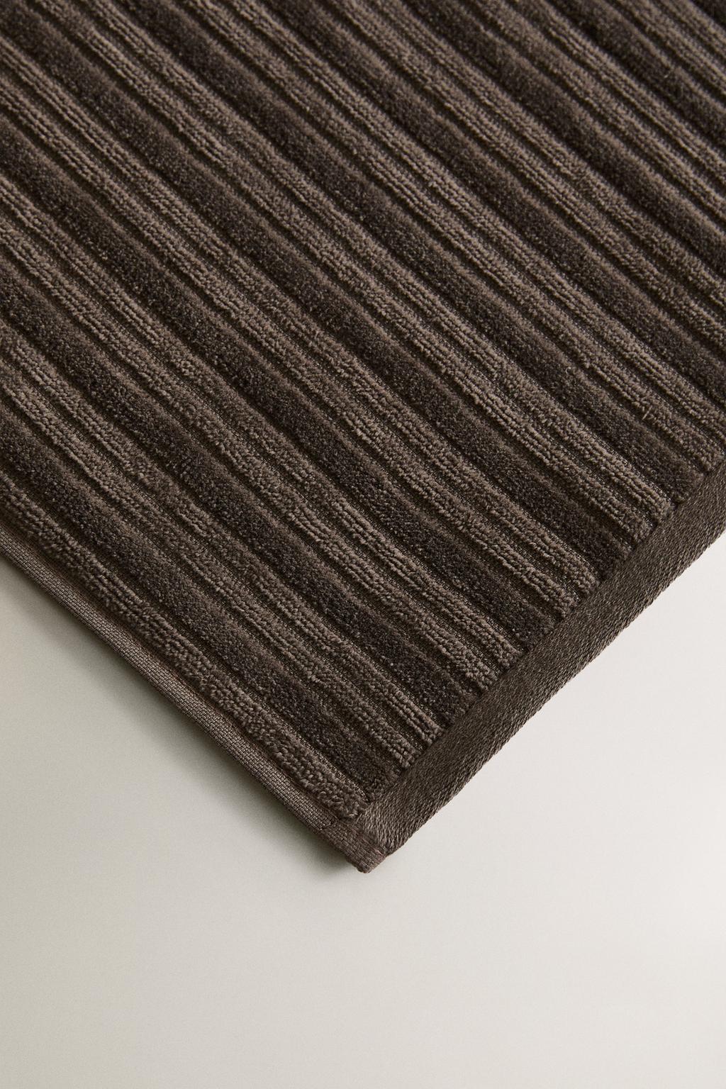 Велюровое полотенце с текстурой полосок