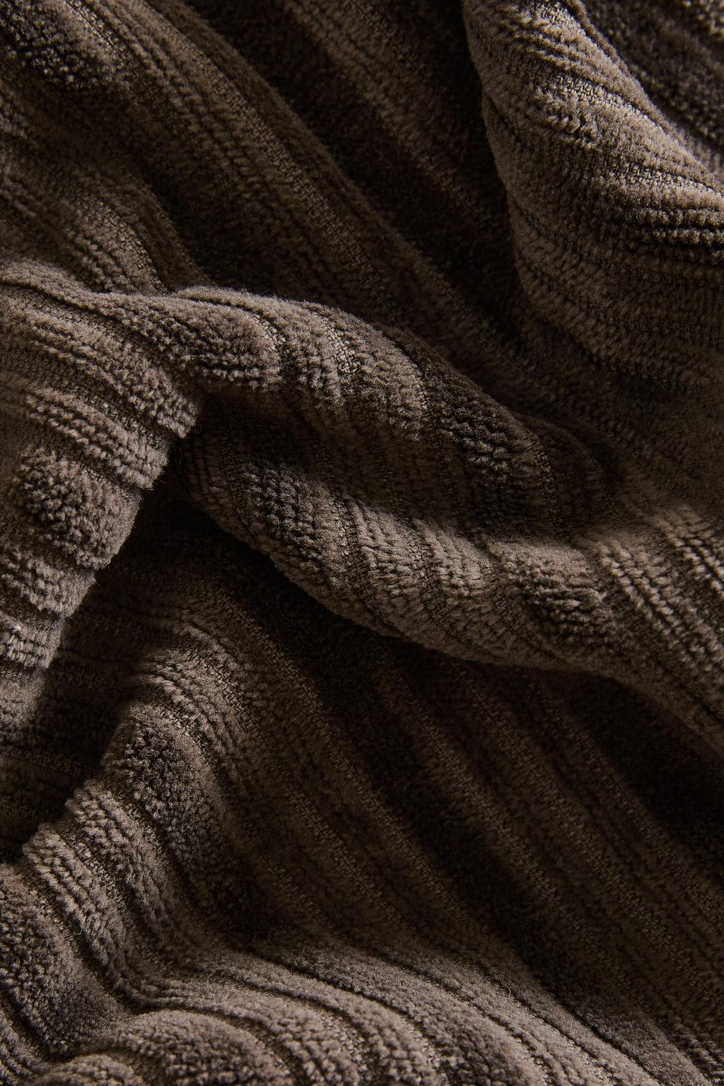 Велюровое полотенце с текстурой полосок