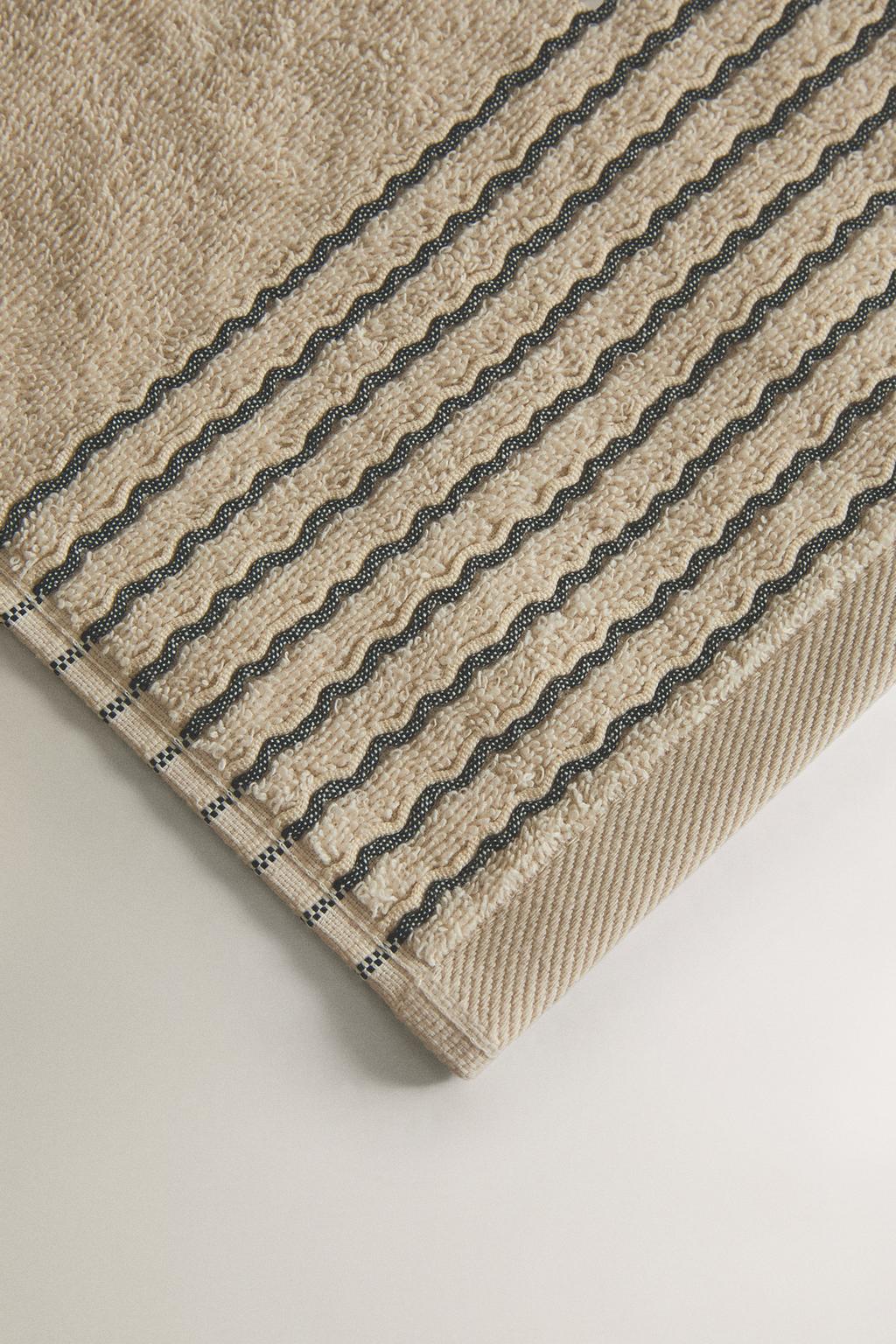 Полотенце для ванны с складками по краю