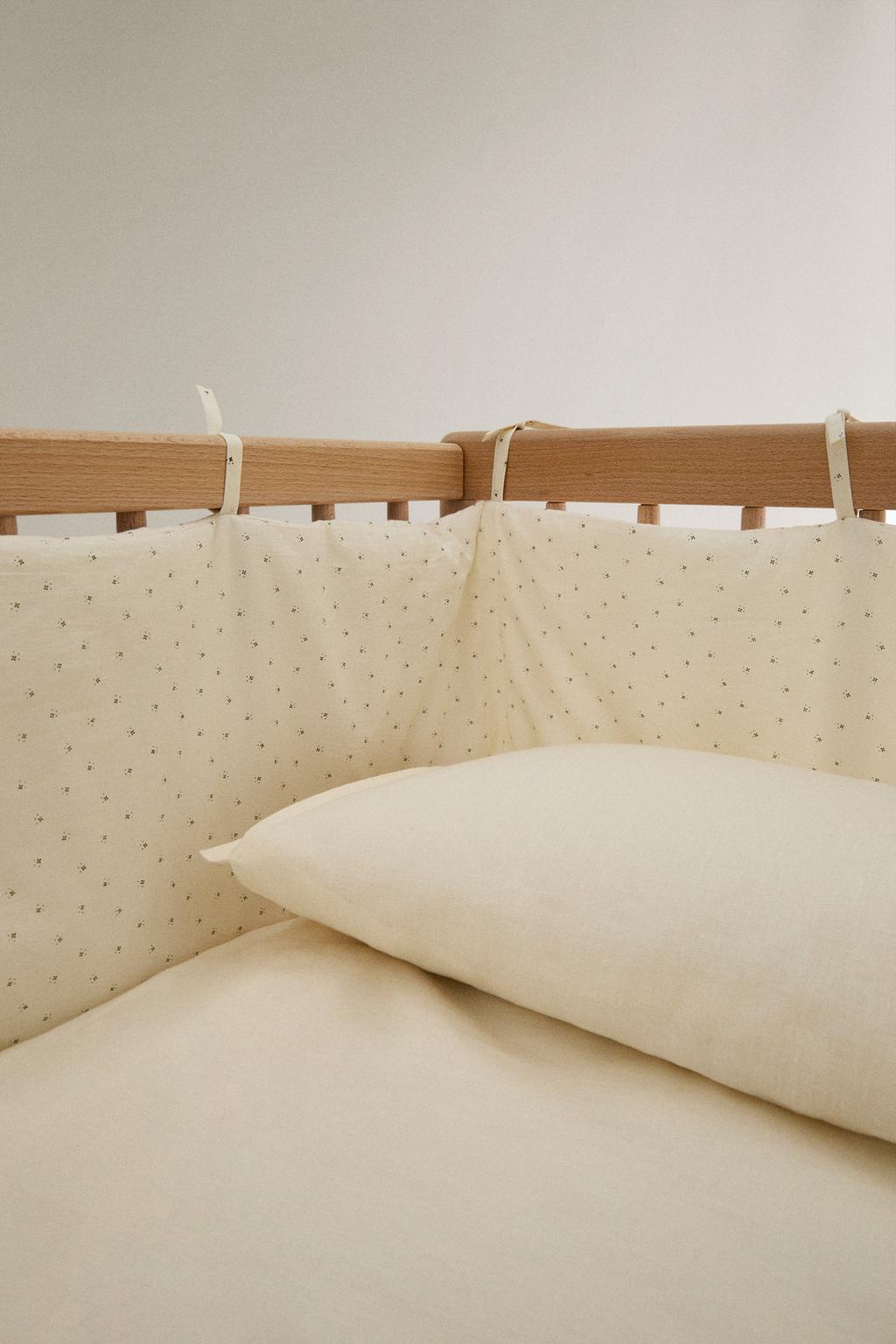 Чехол на бортик кроватки с цветочным узором