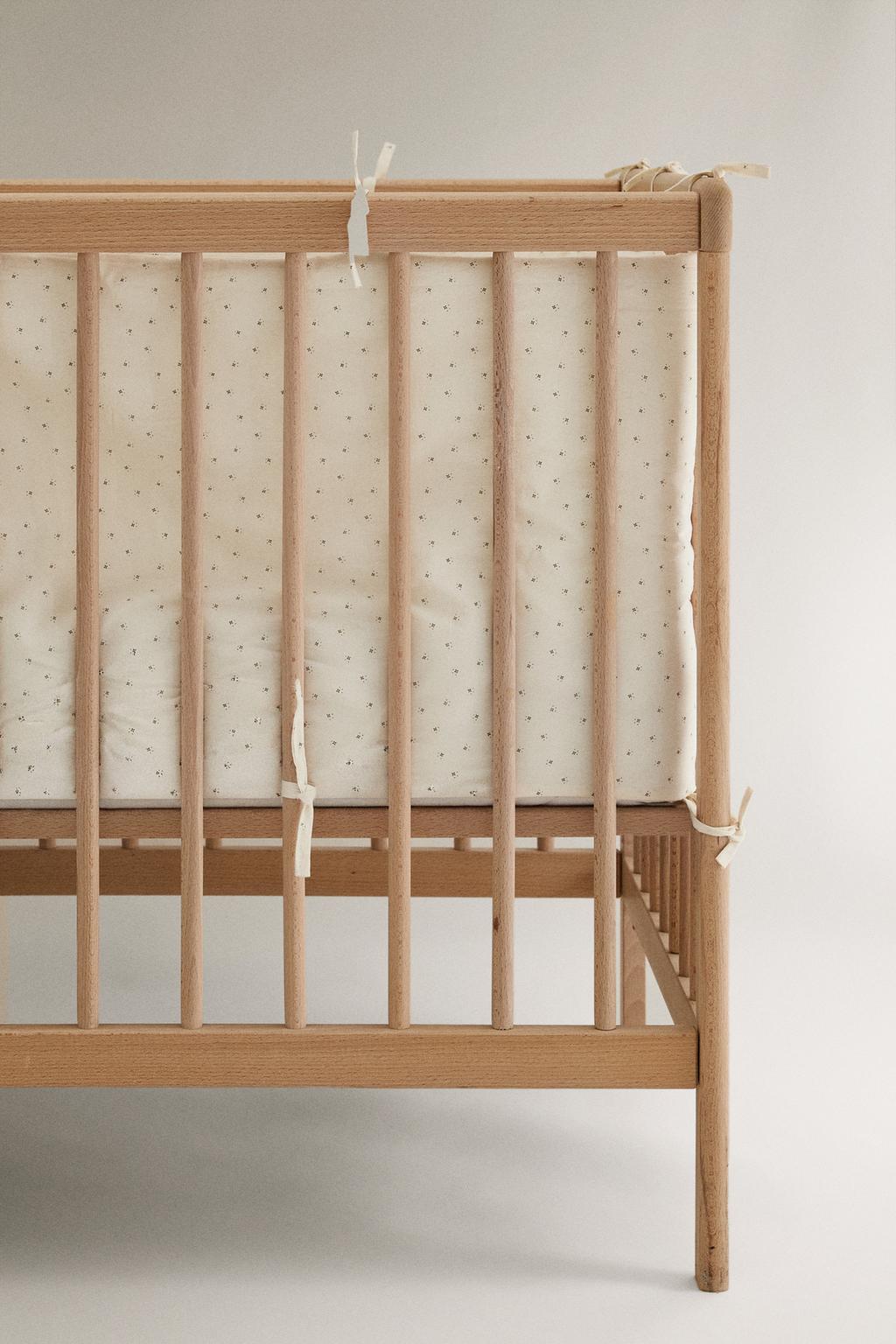 Чехол на бортик кроватки с цветочным узором