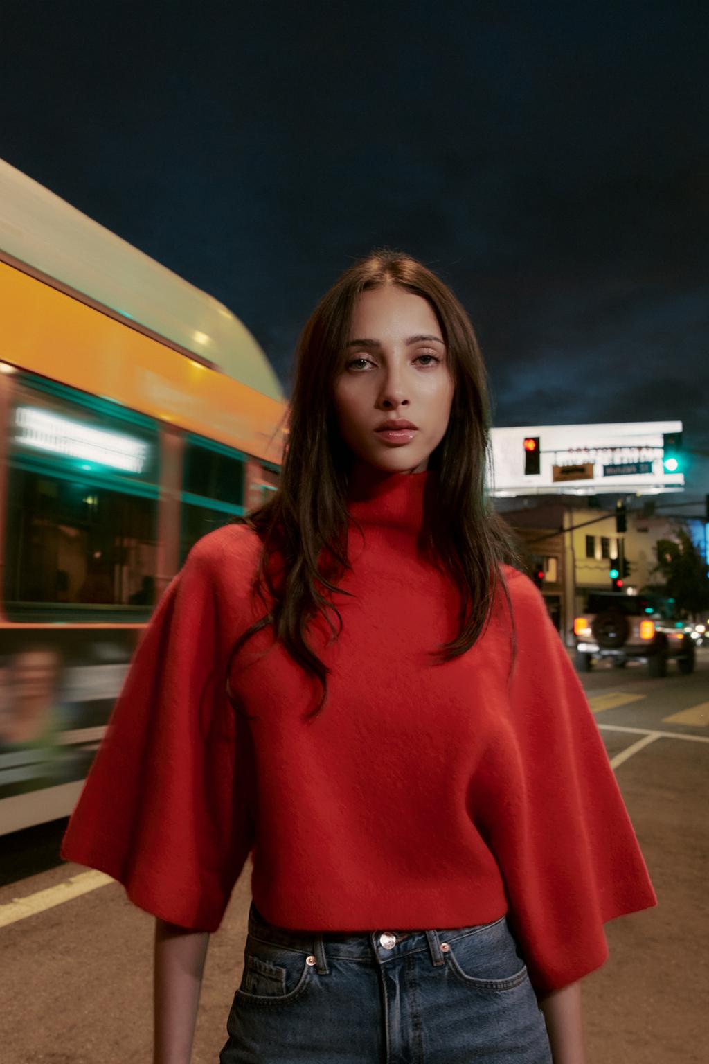 ТРИКОТАЖНЫЙ ДЖЕМПЕР С ШИРОКИМИ РУКАВАМИ