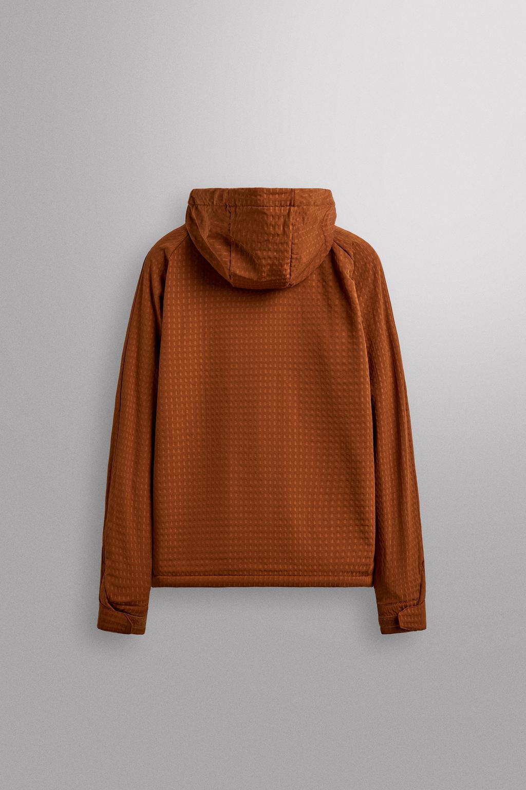 КУРТКА ИЗ ВЫСОКОТЕХНОЛОГИЧНОЙ ТКАНИ С РЕЛЬЕФНОЙ СТРУКТУРОЙ