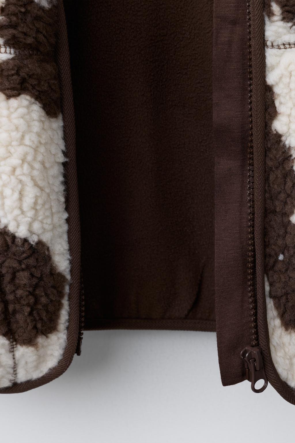 КУРТКА ИЗ ИСКУССТВЕННОЙ ОВЧИНЫ С КОРОВЬИМ ПРИНТОМ