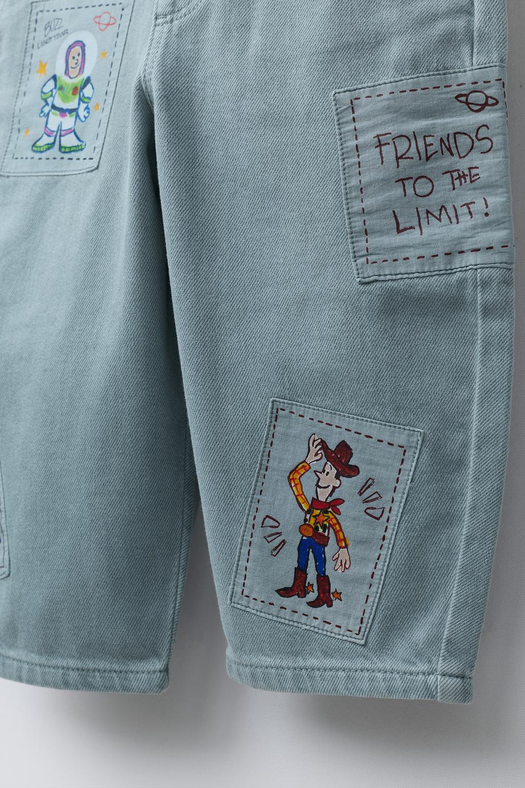 КОМБИНЕЗОН ИЗ САРЖИ С НАШИВКАМИ TOY STORY © DISNEY PIXAR